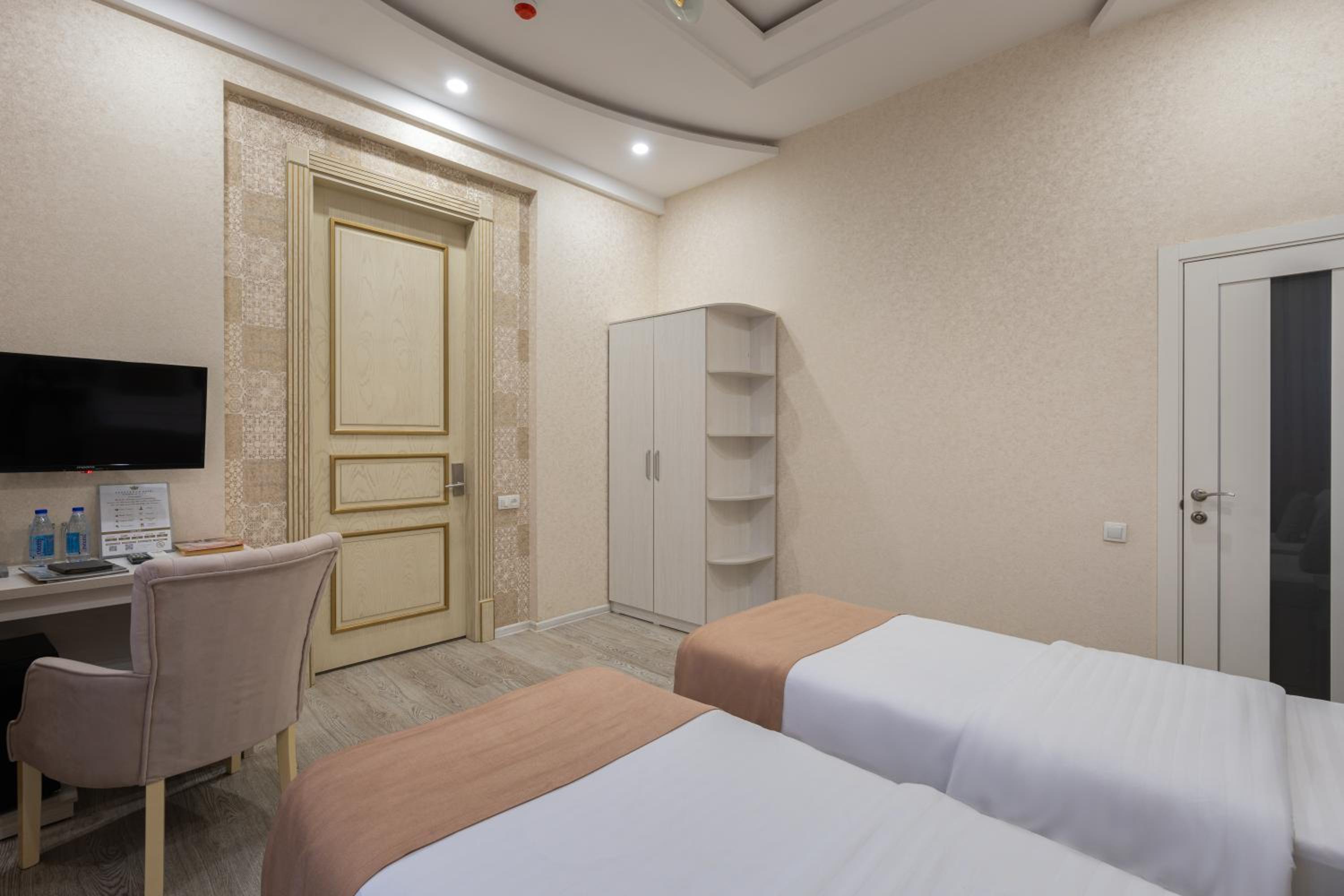 Standard Twin Room - Photo 10