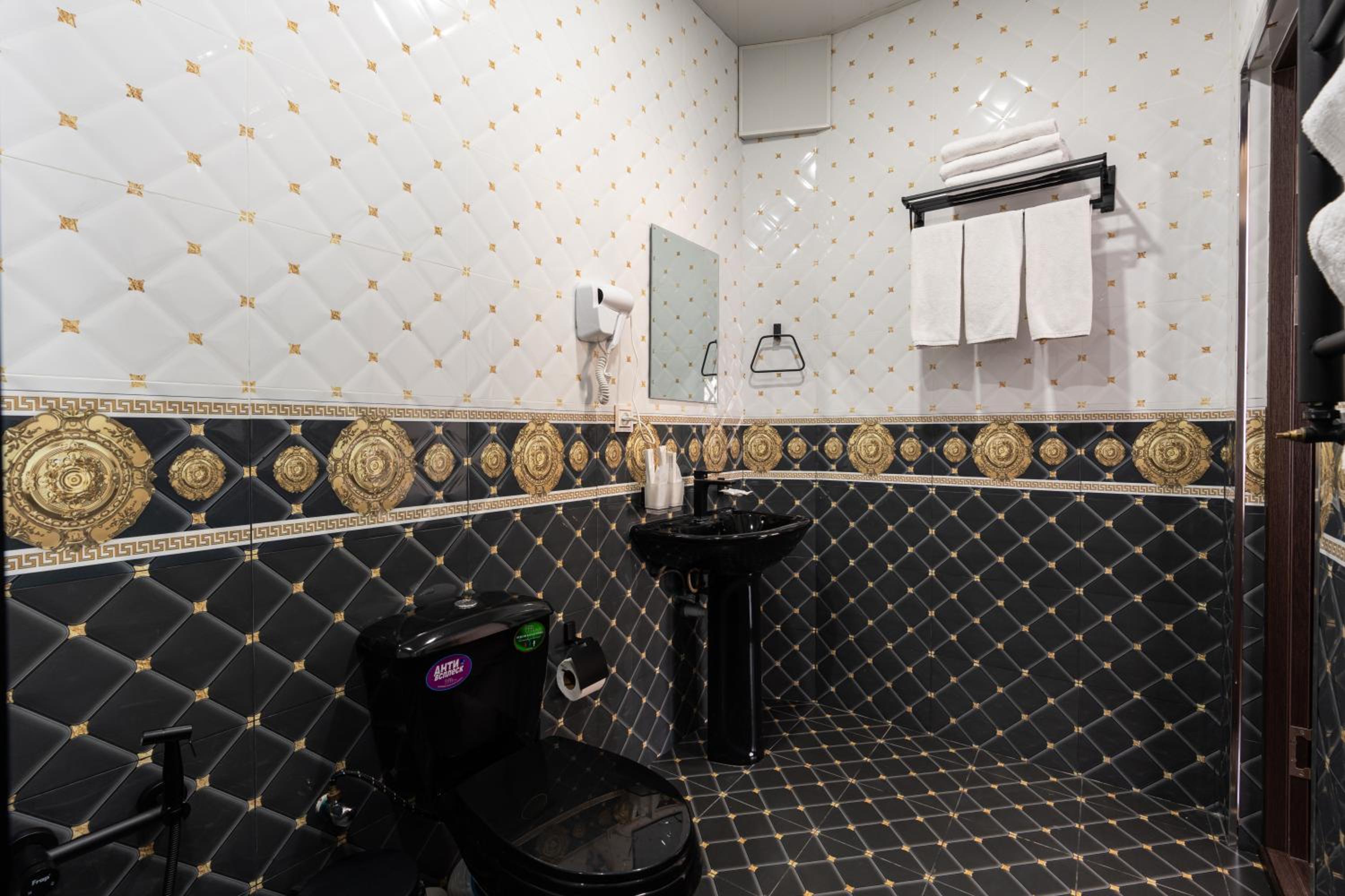 Suite - Photo 11
