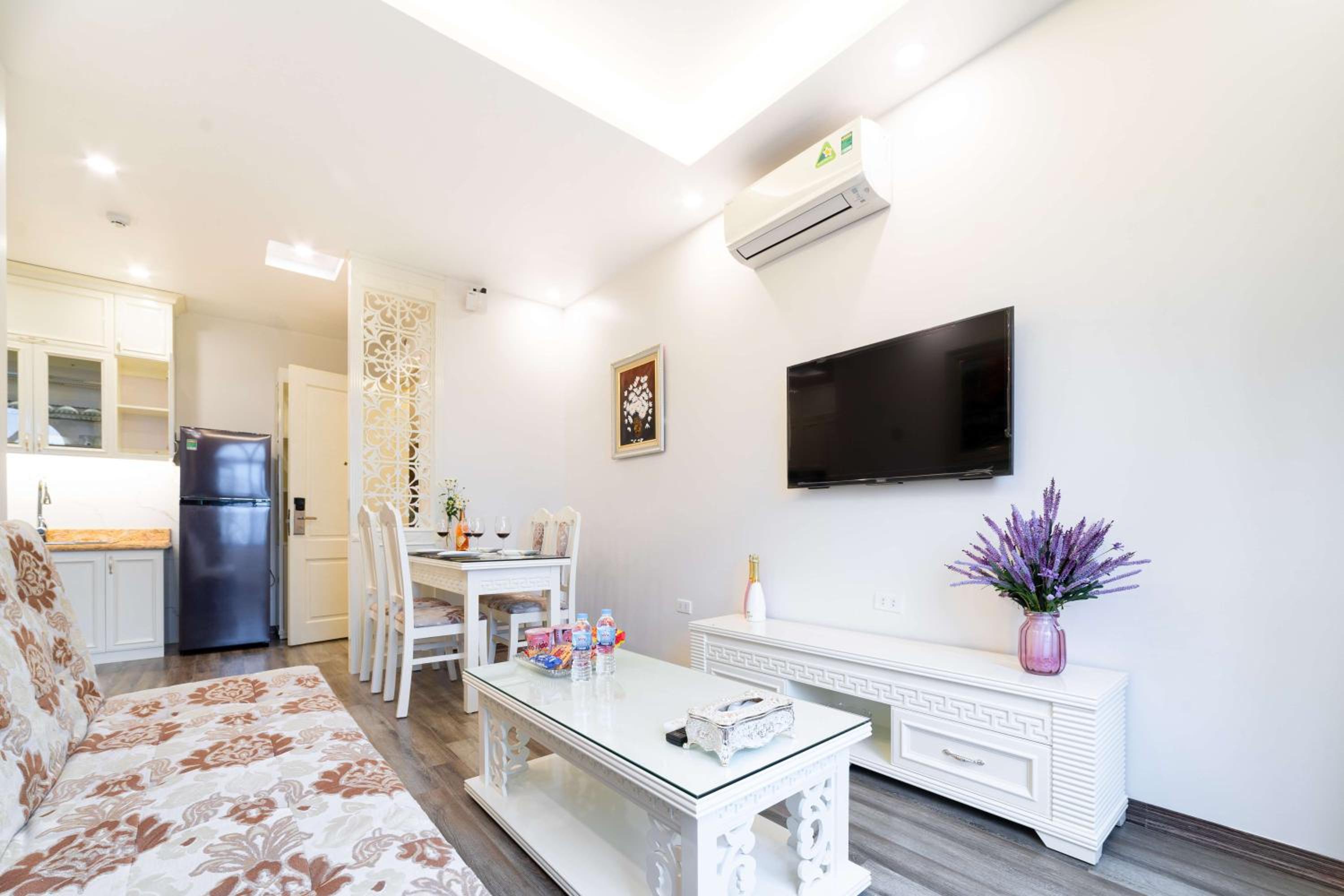One-Bedroom Apartment with Park View
