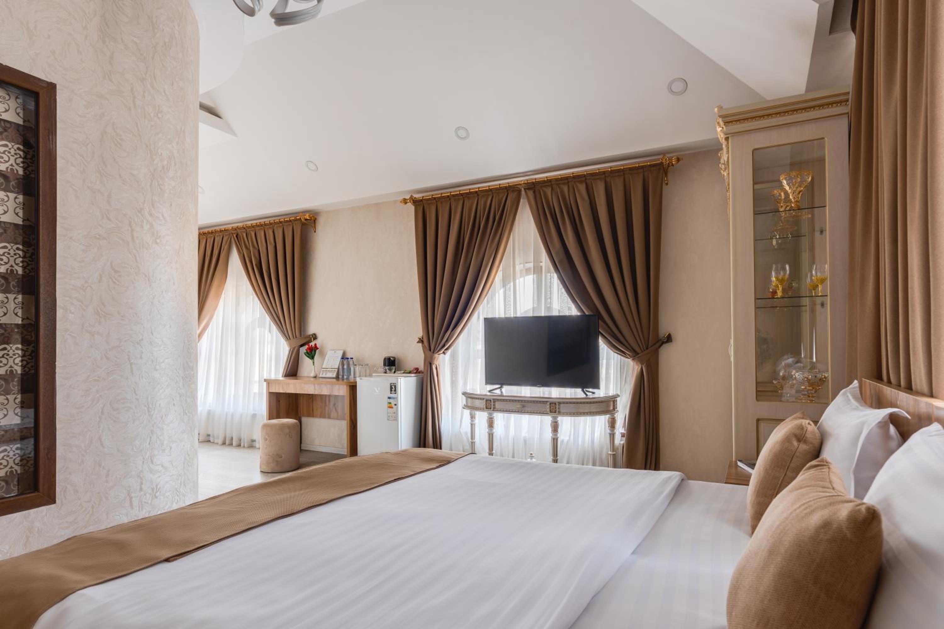 One-Bedroom Suite - Photo 3