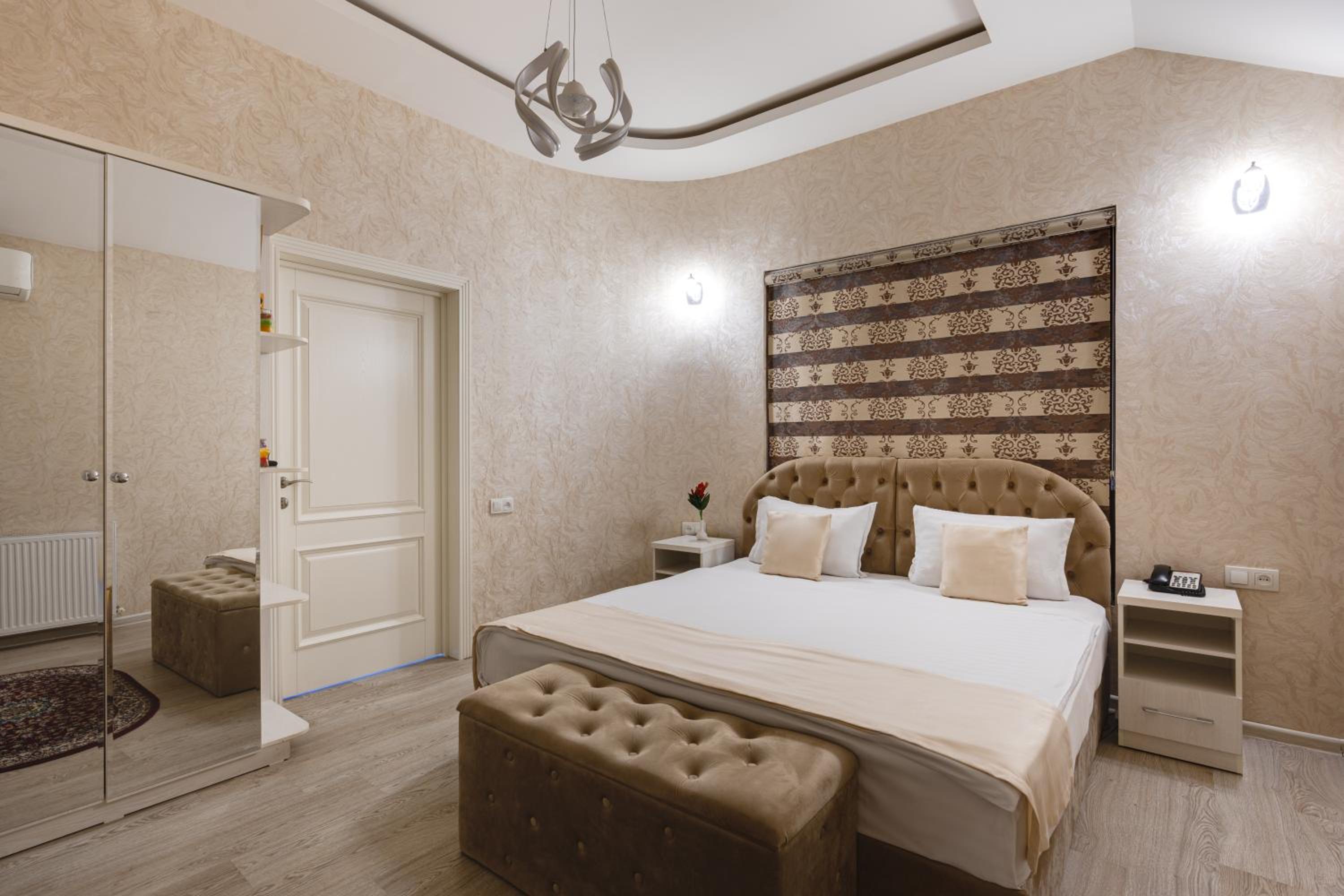 One-Bedroom Suite - Photo 4