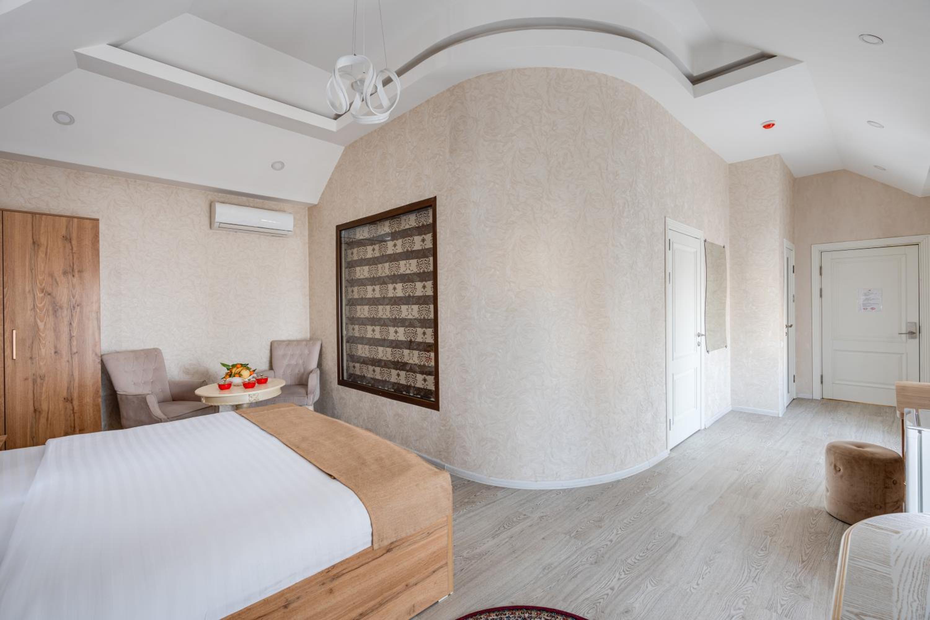 One-Bedroom Suite - Photo 7