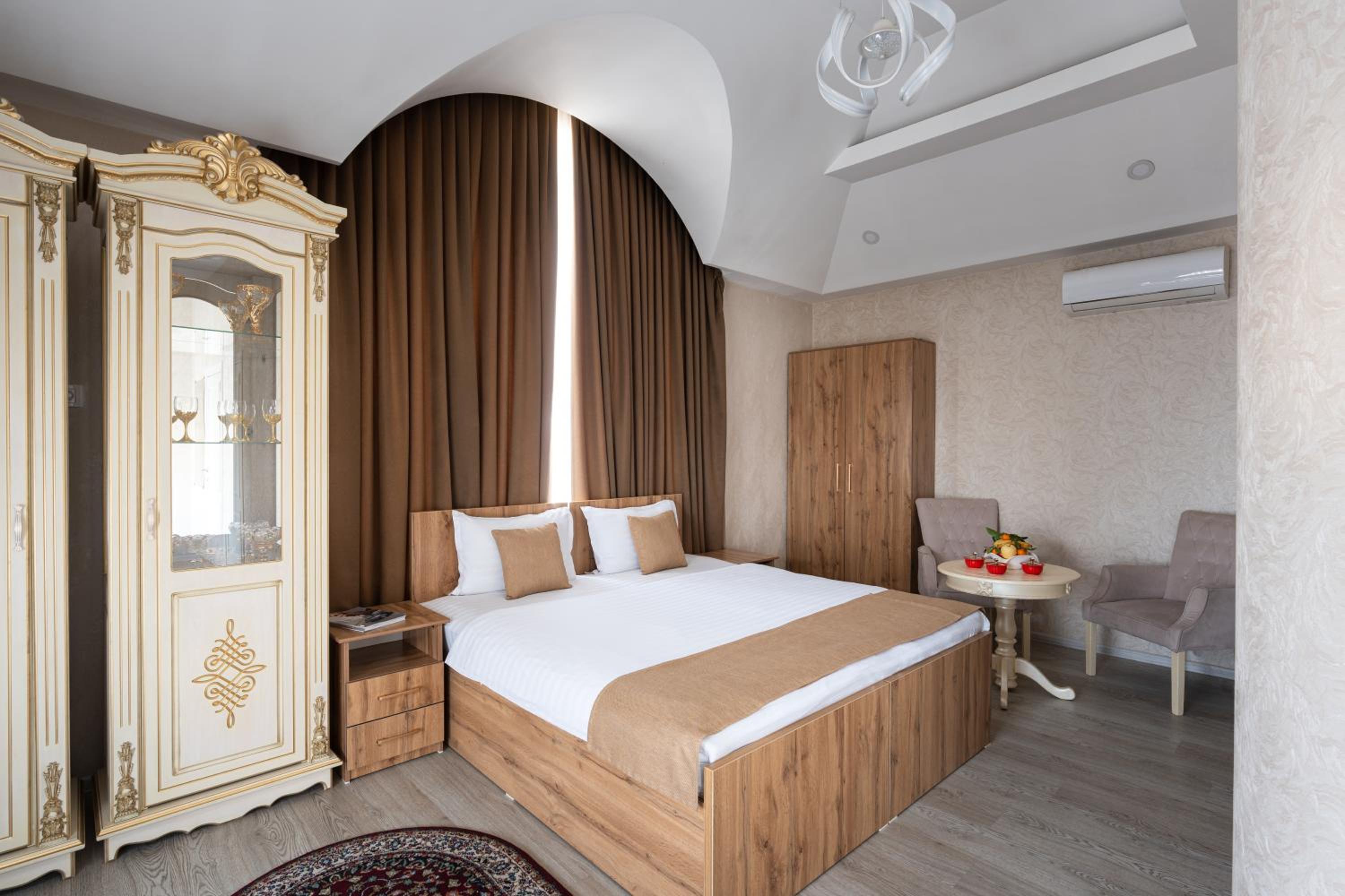 One-Bedroom Suite - Photo 1