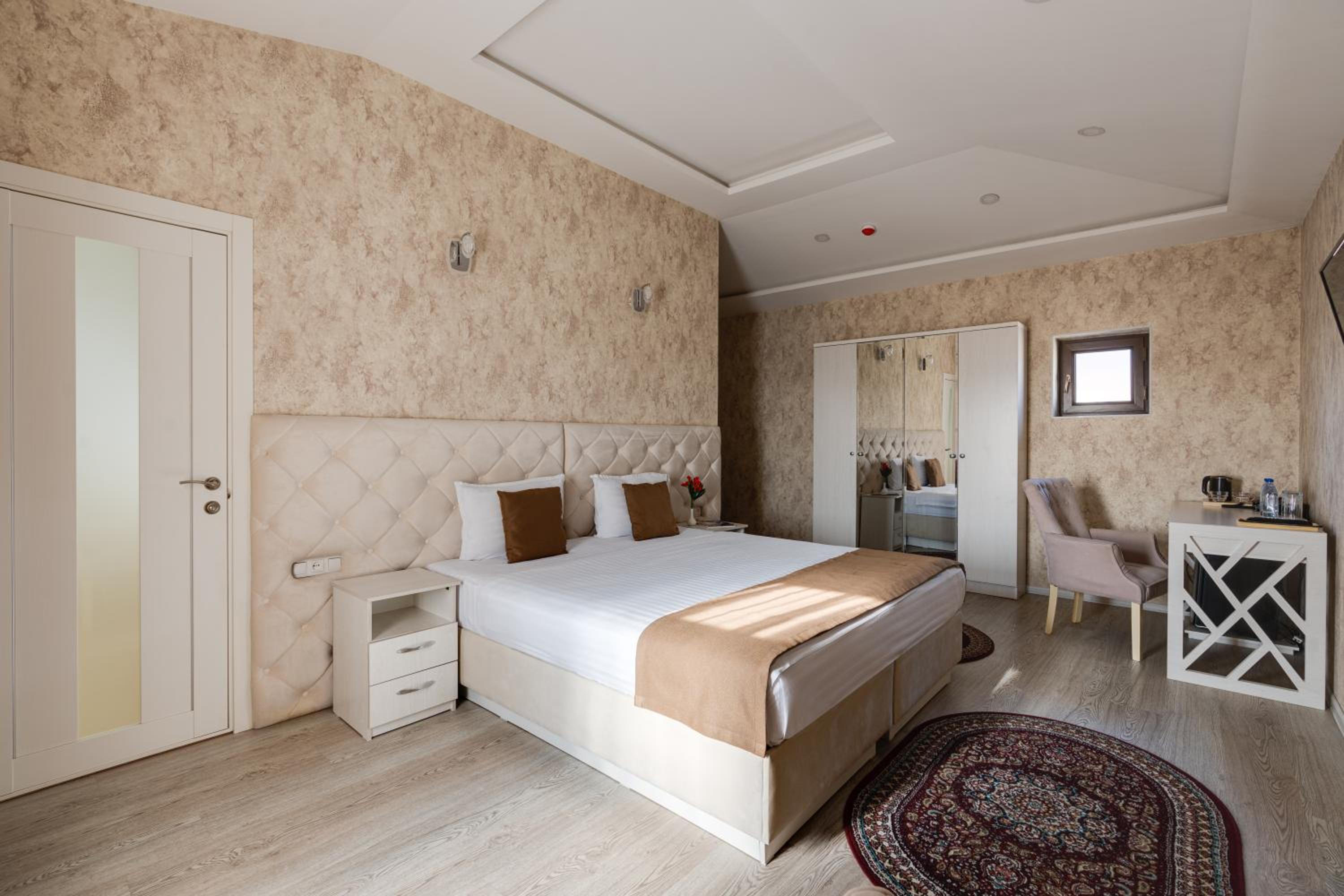 Suite - Photo 19