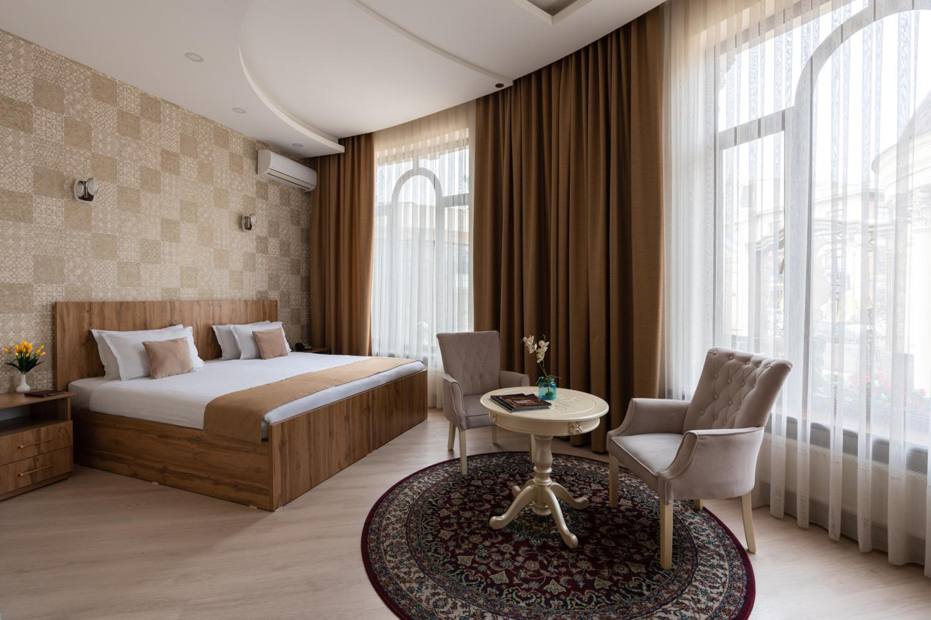 Suite - Photo 1