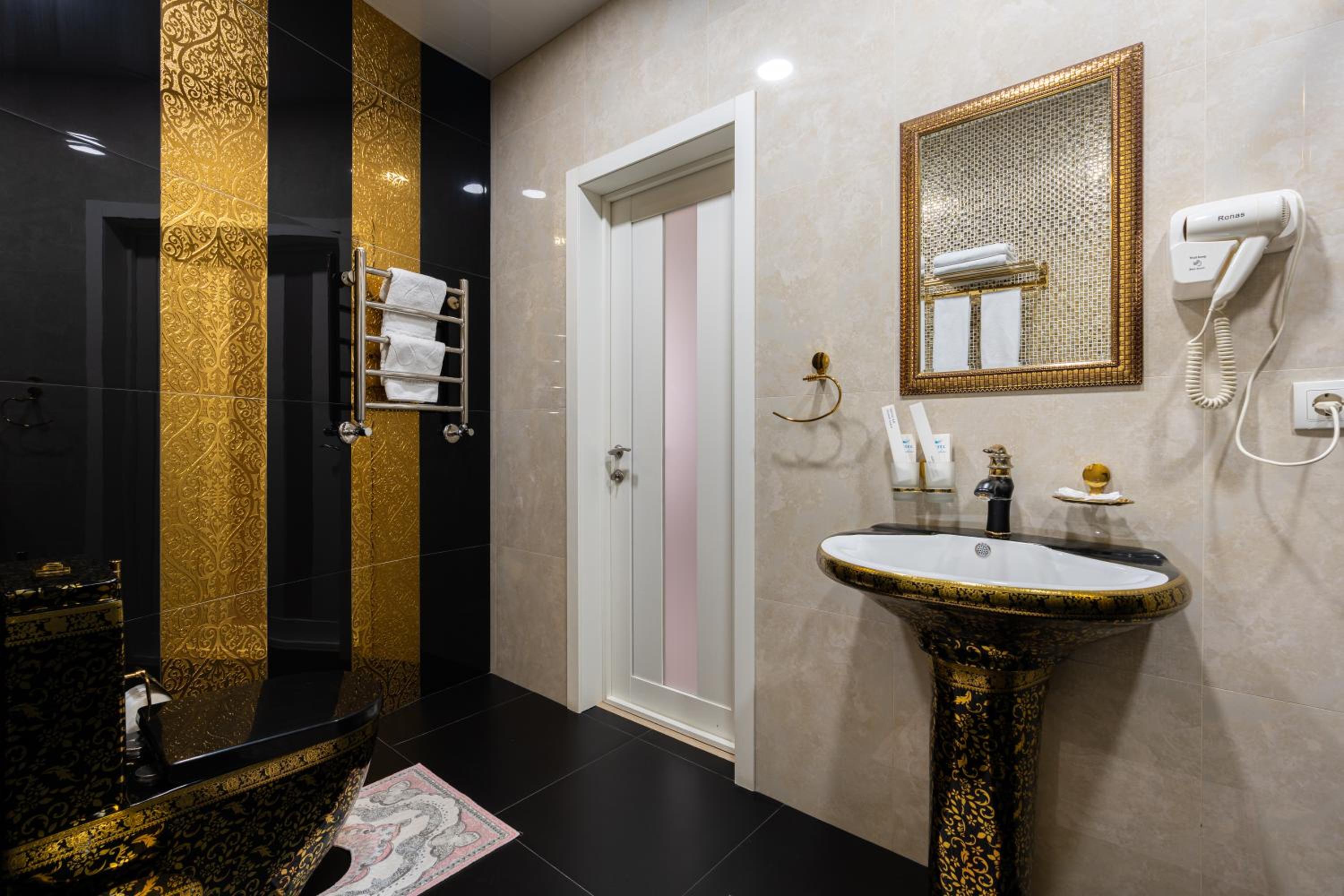 Suite - Photo 8