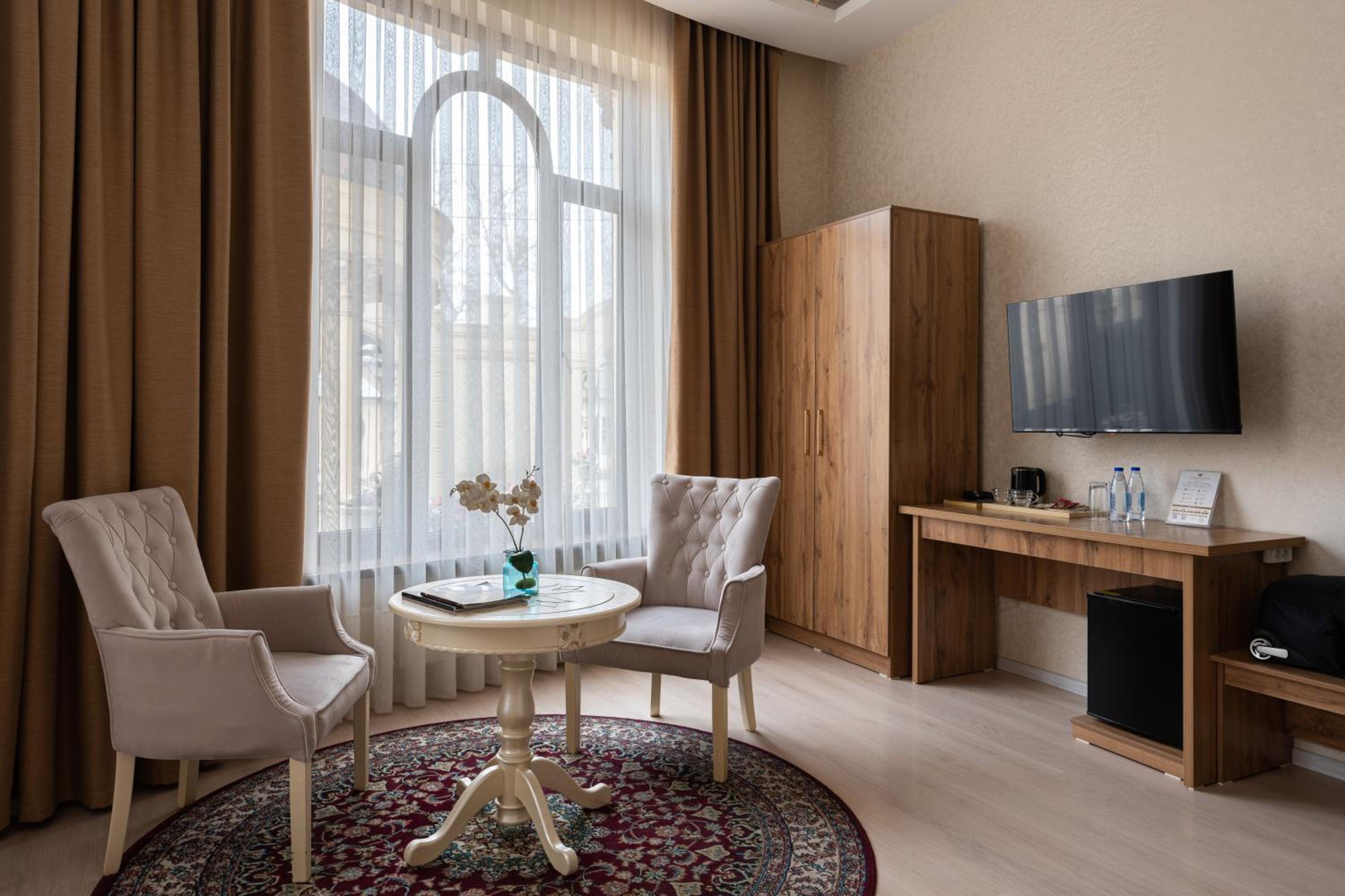 Suite - Photo 13