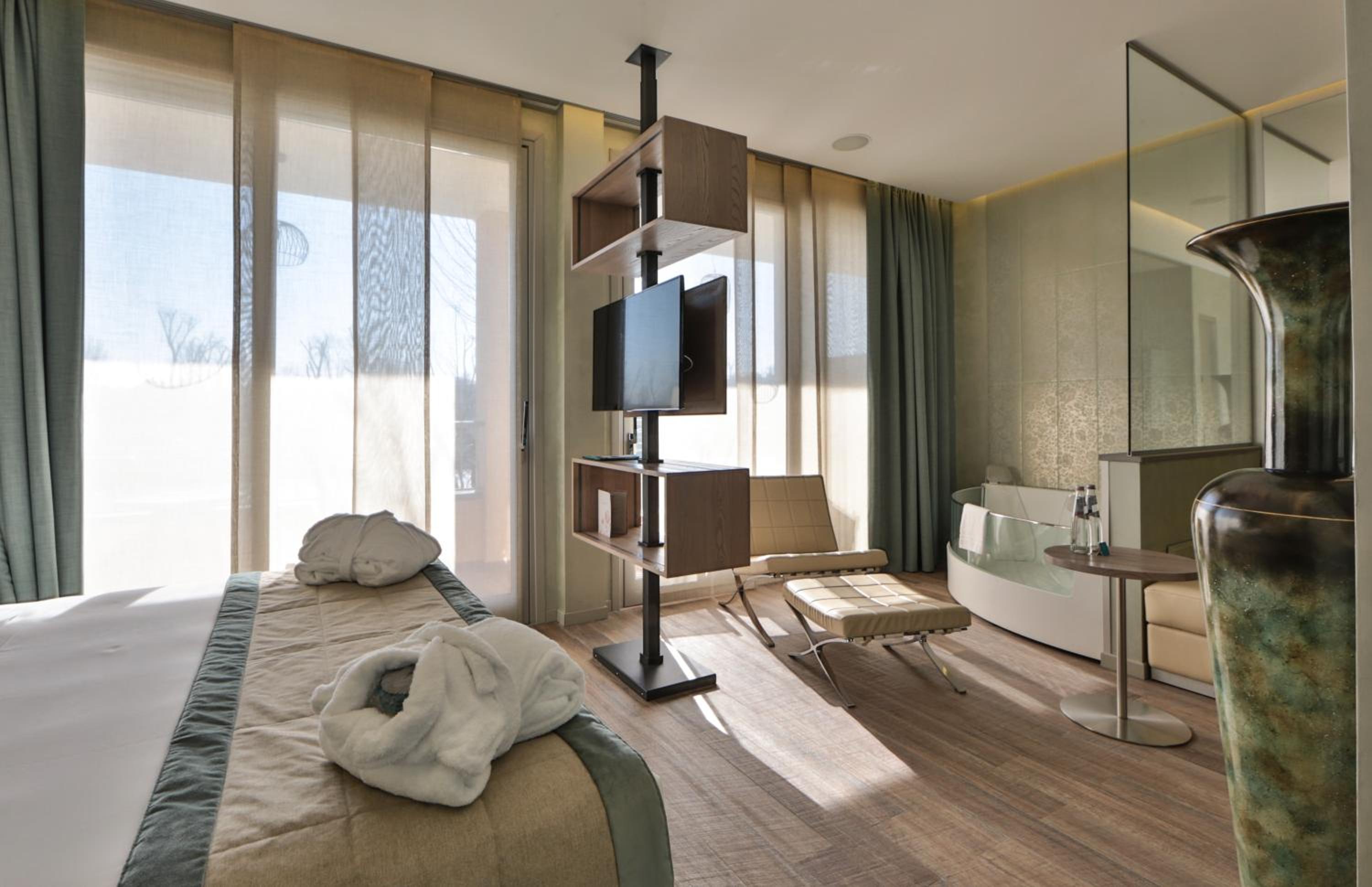 Junior Suite with Balcony and River View thumbnail 5
