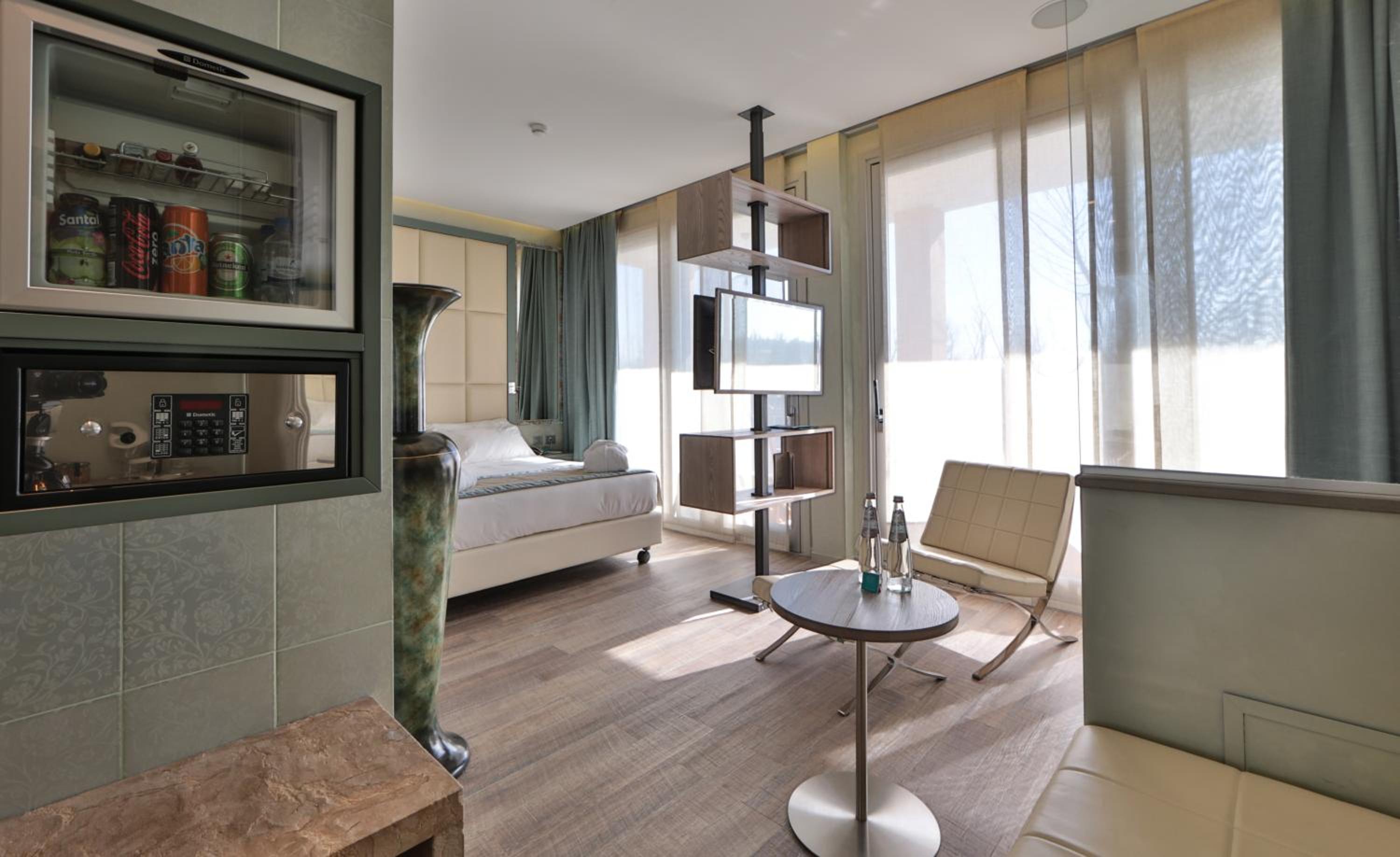Junior Suite with Balcony and River View thumbnail 6