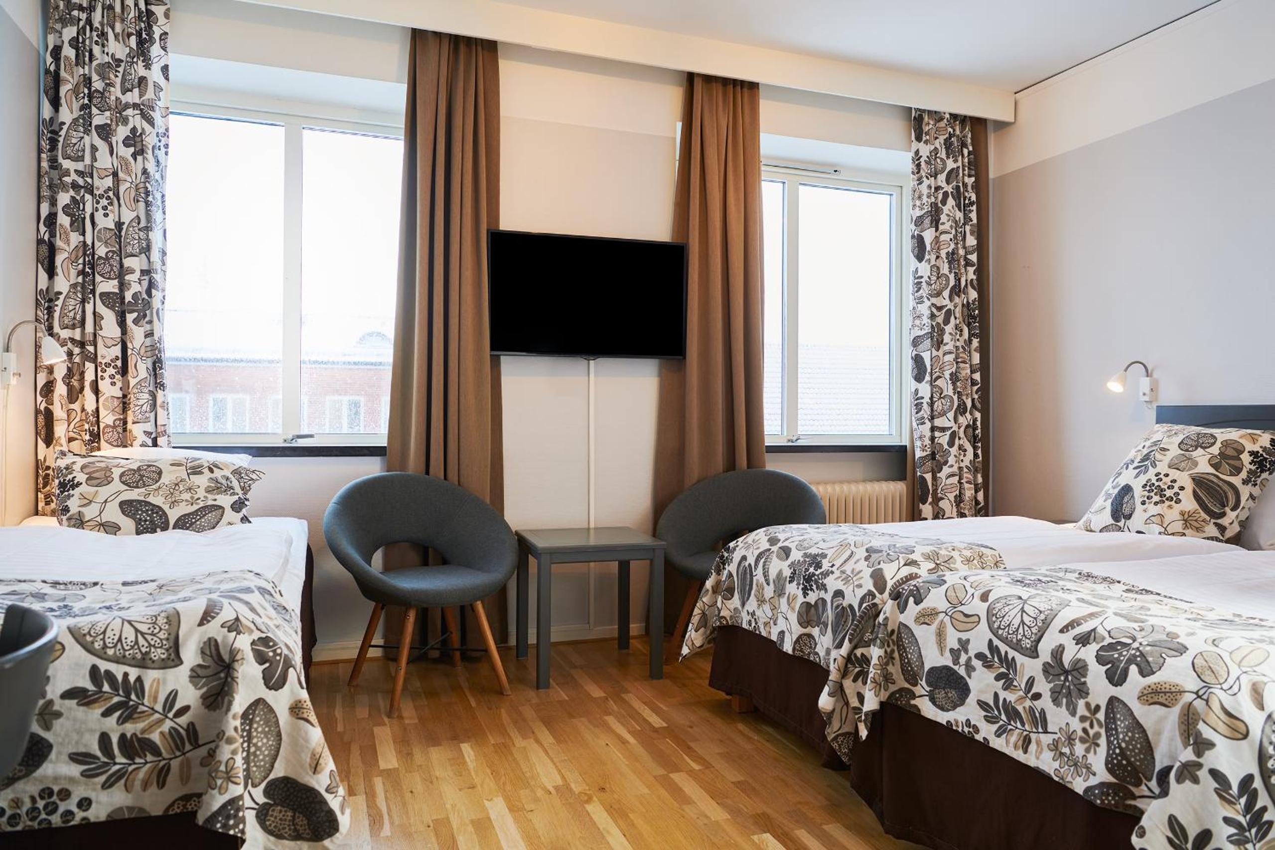 Family Room with Three Single Beds - Non-Smoking - Photo 4