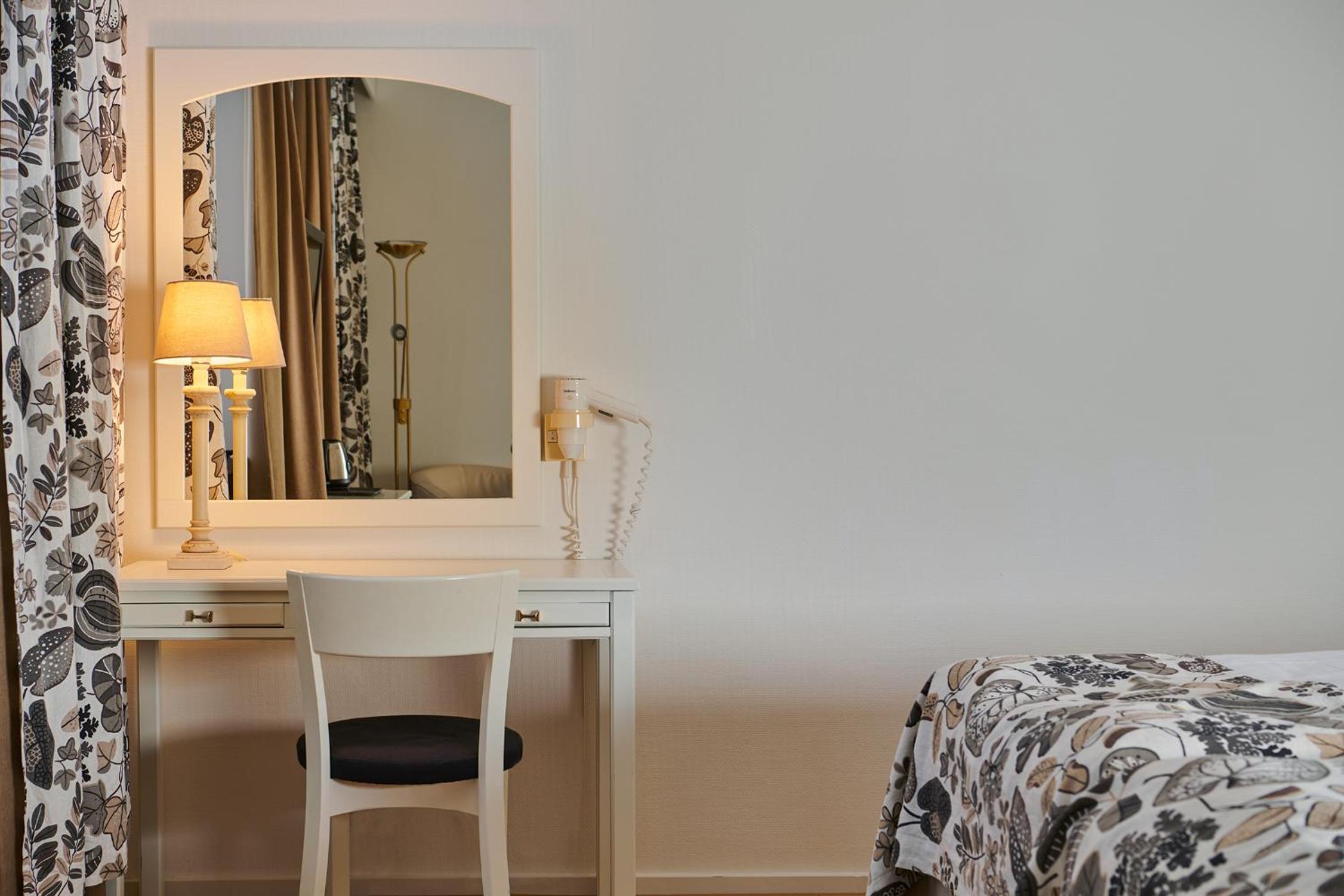 Superior Twin Room with Sea View - Non-Smoking - Photo 4