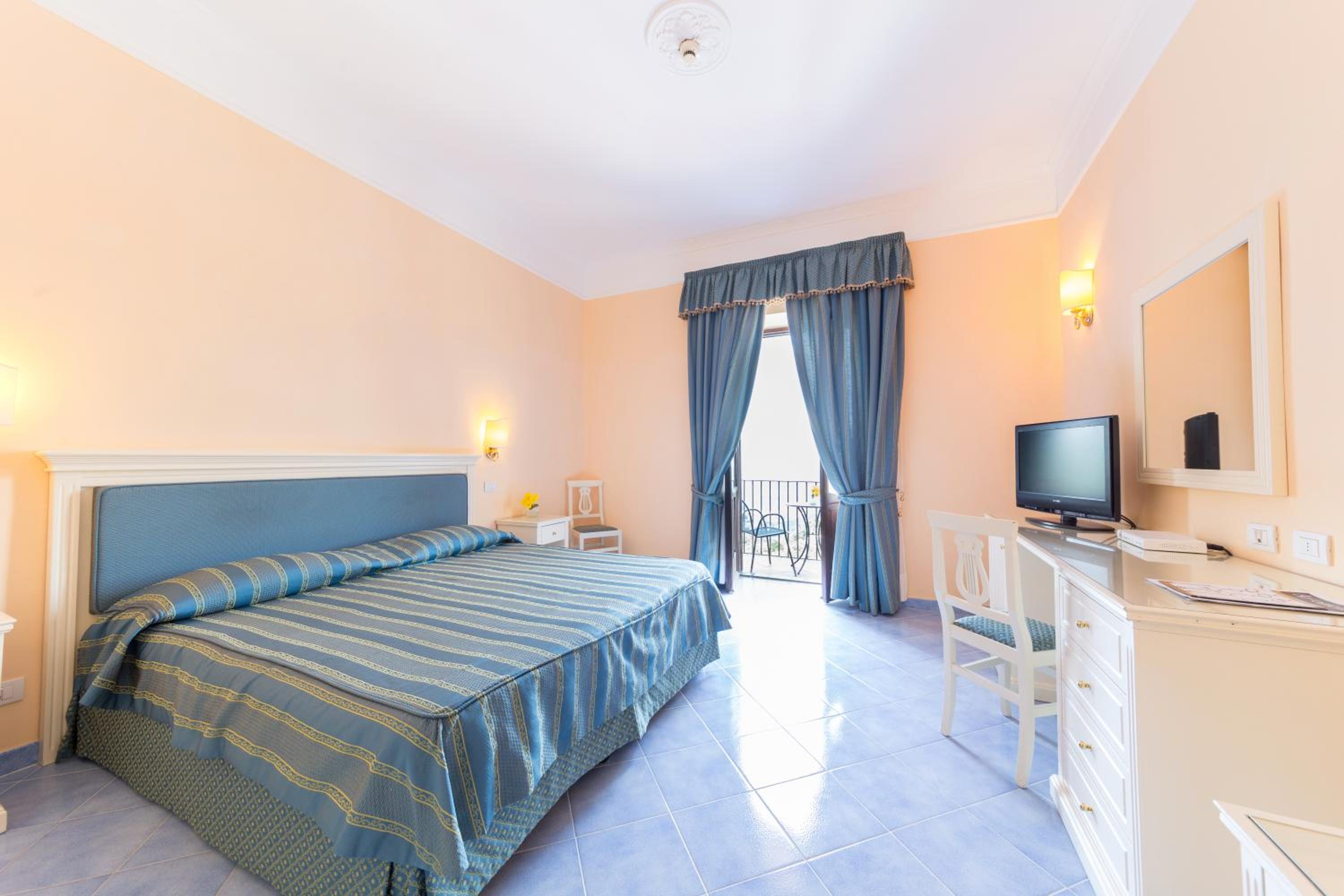 Deluxe Triple Room with Sea View