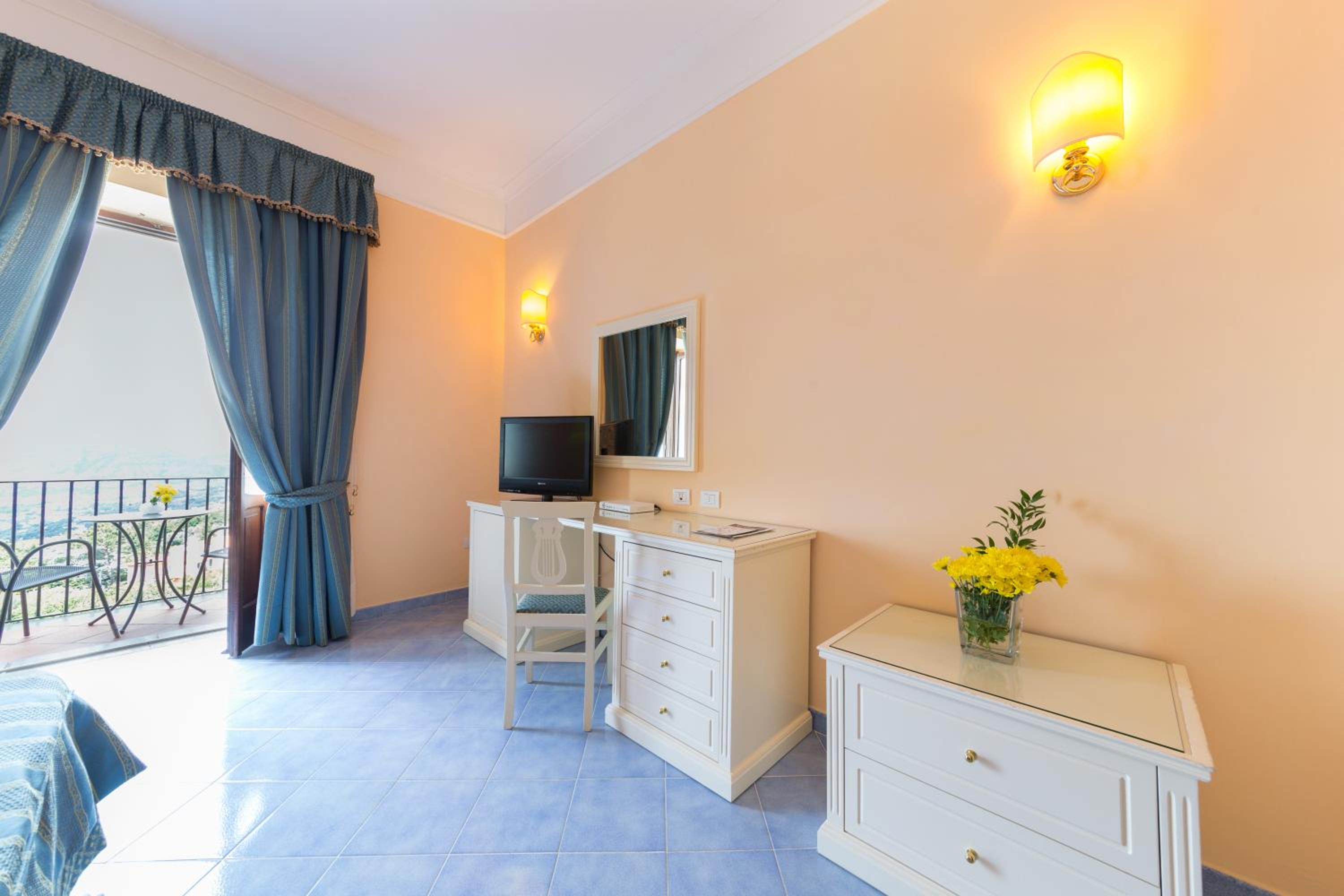 Deluxe Double or Twin Room with Sea View photo 2