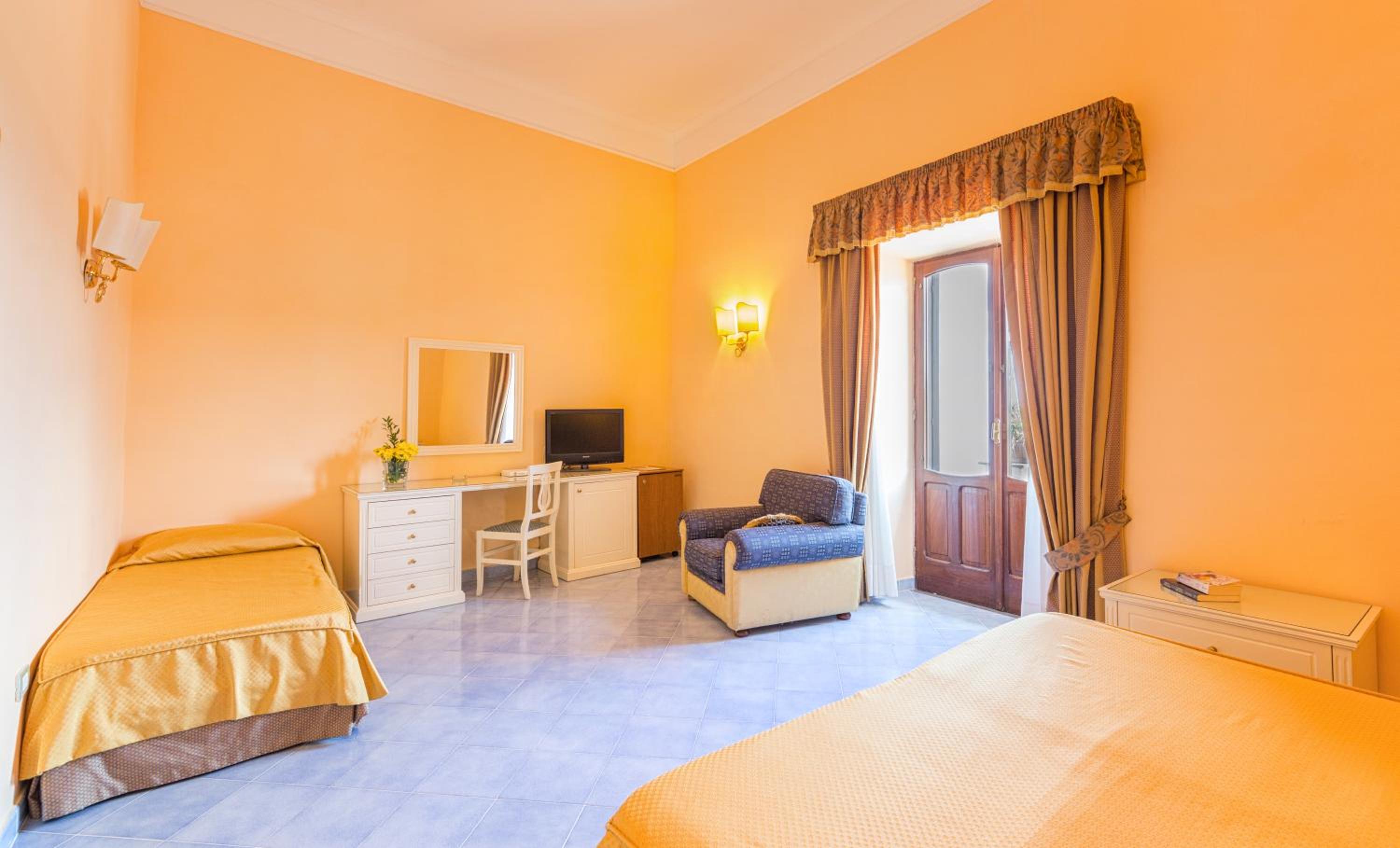 Deluxe Triple Room with Sea View photo 2