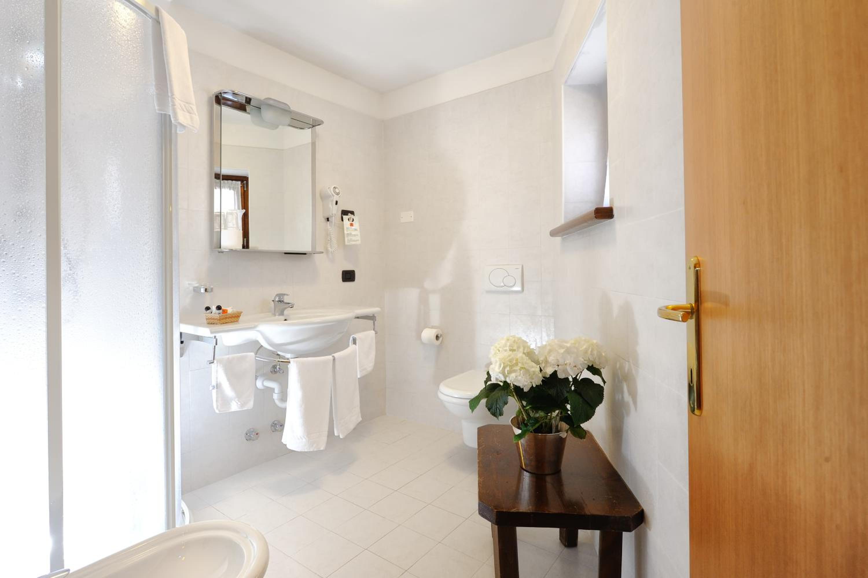 Double or Twin Room - Photo 4