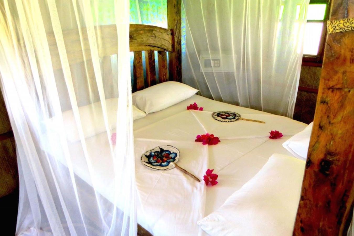 Budget double room in sharing Bungalow