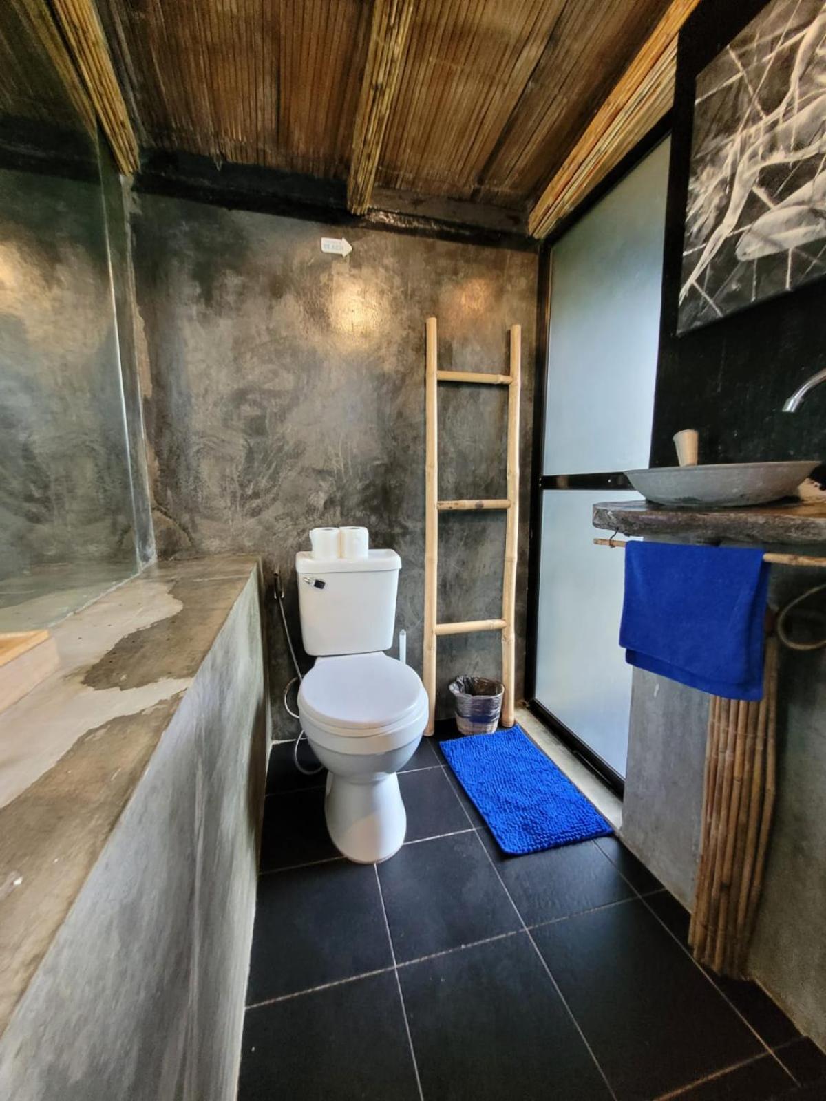 Budget Double Room - Photo 11