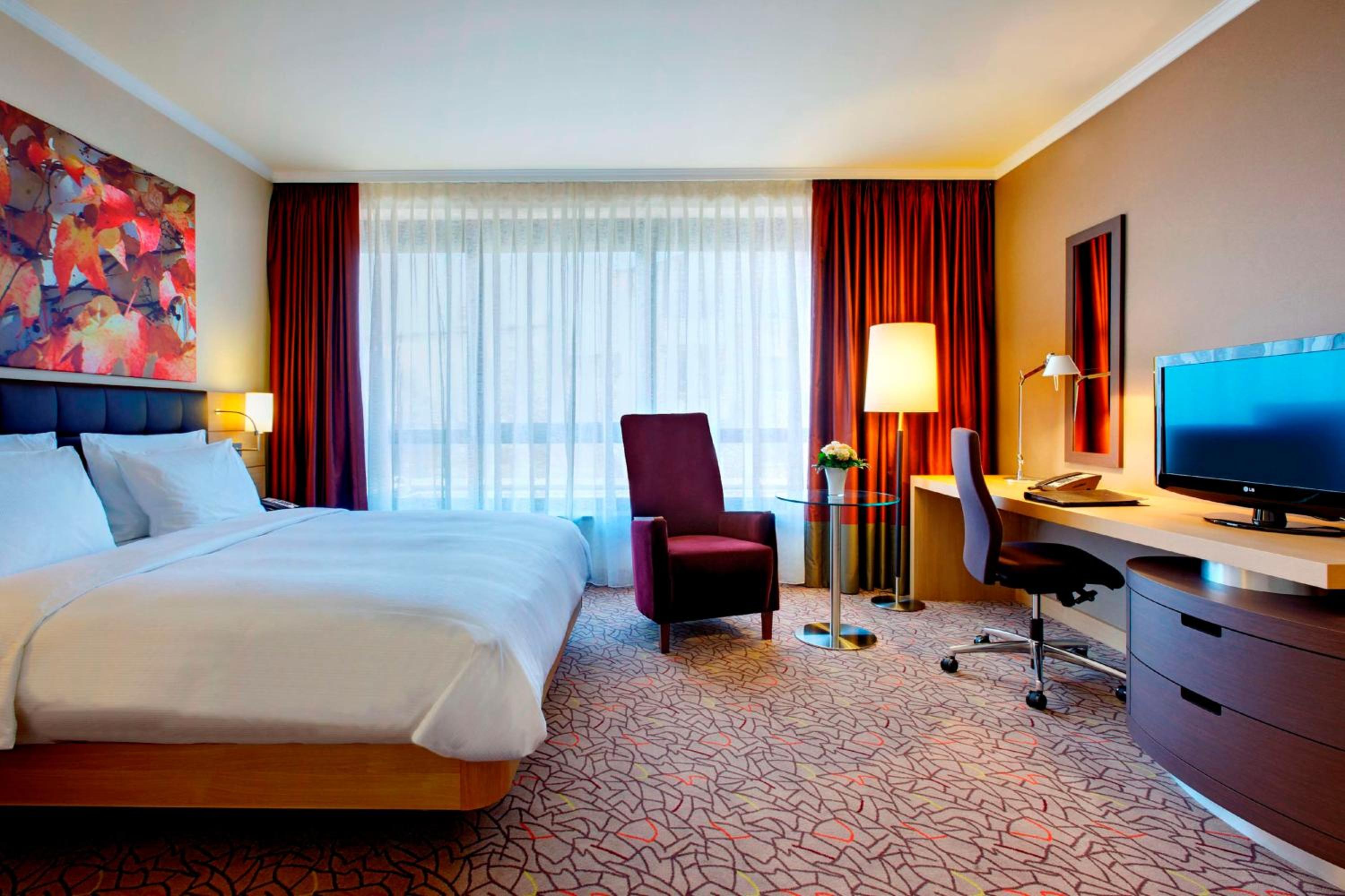 Superior King Room - City Wing thumbnail 6