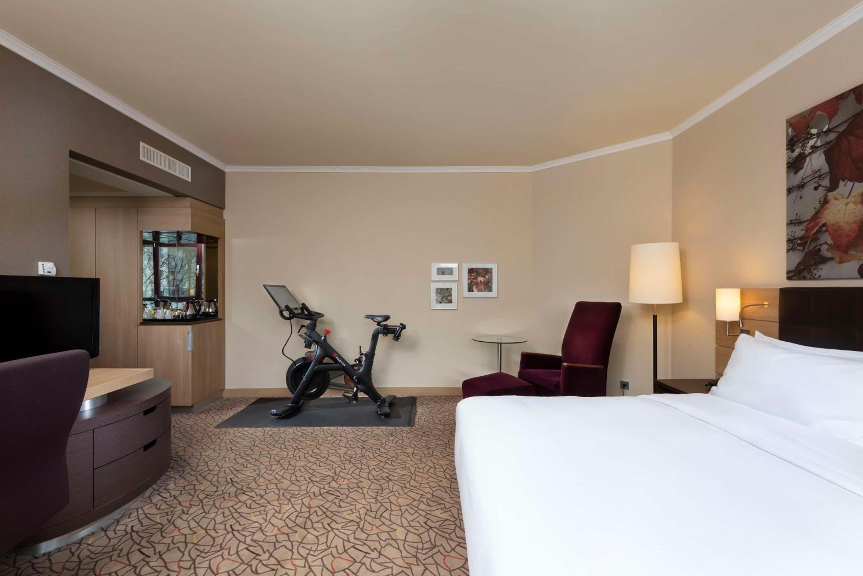 King Room with Peloton Bike - City Wing - Photo 4
