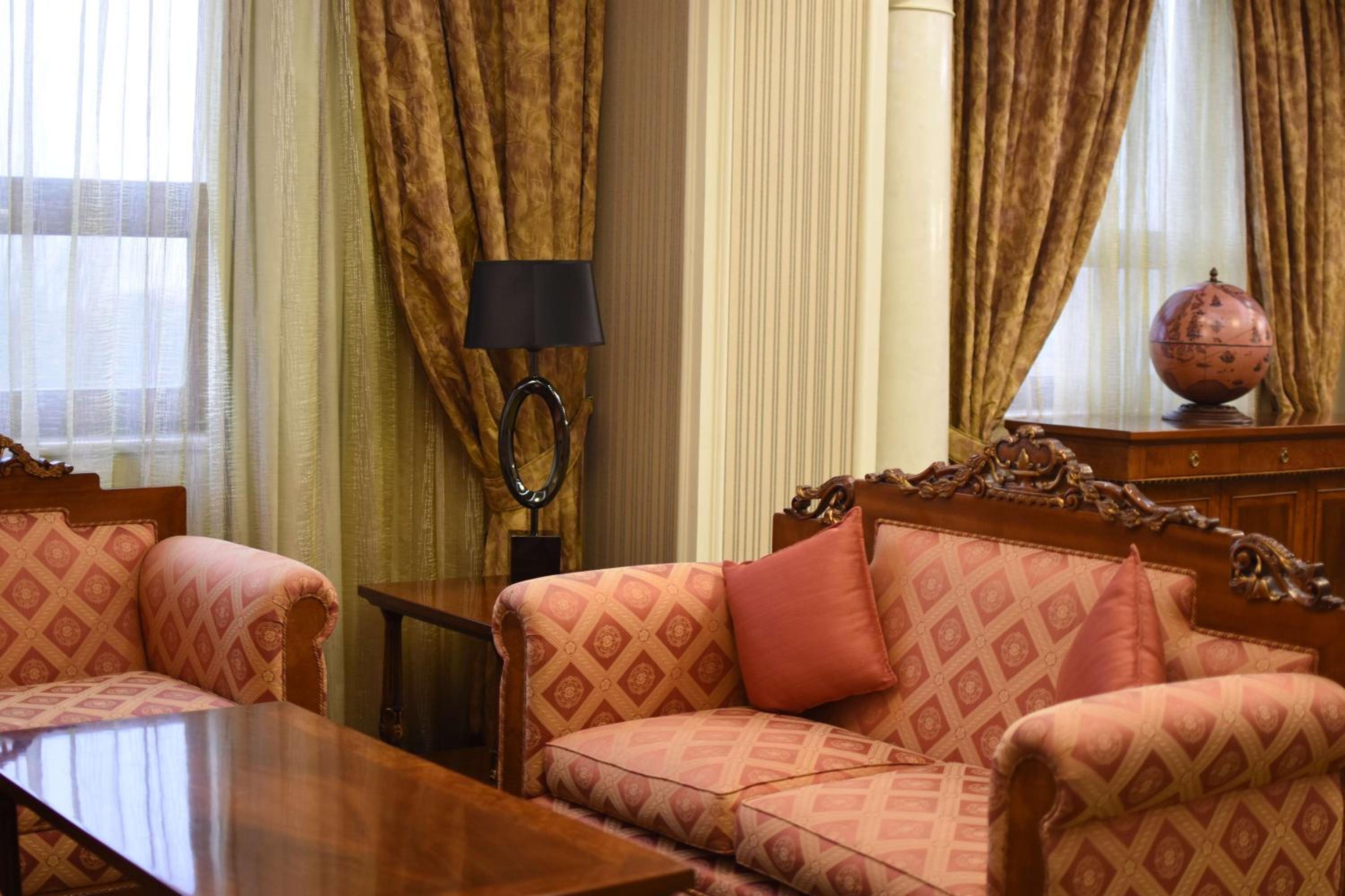 Presidential Suite with Whirlpool photo 3