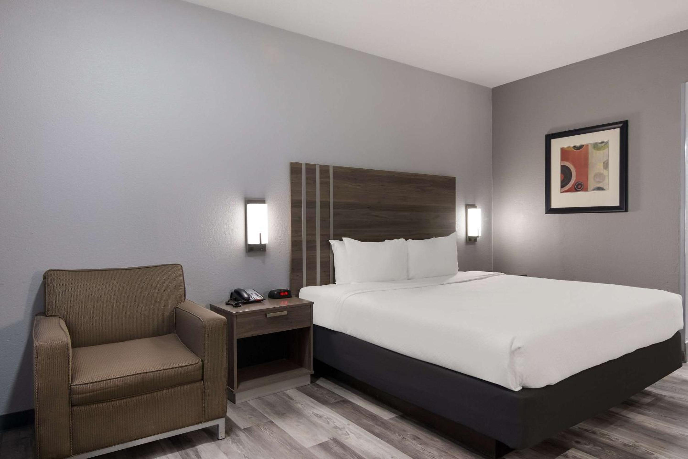 Superior King Room with Sofa Bed - Smoking photo 1