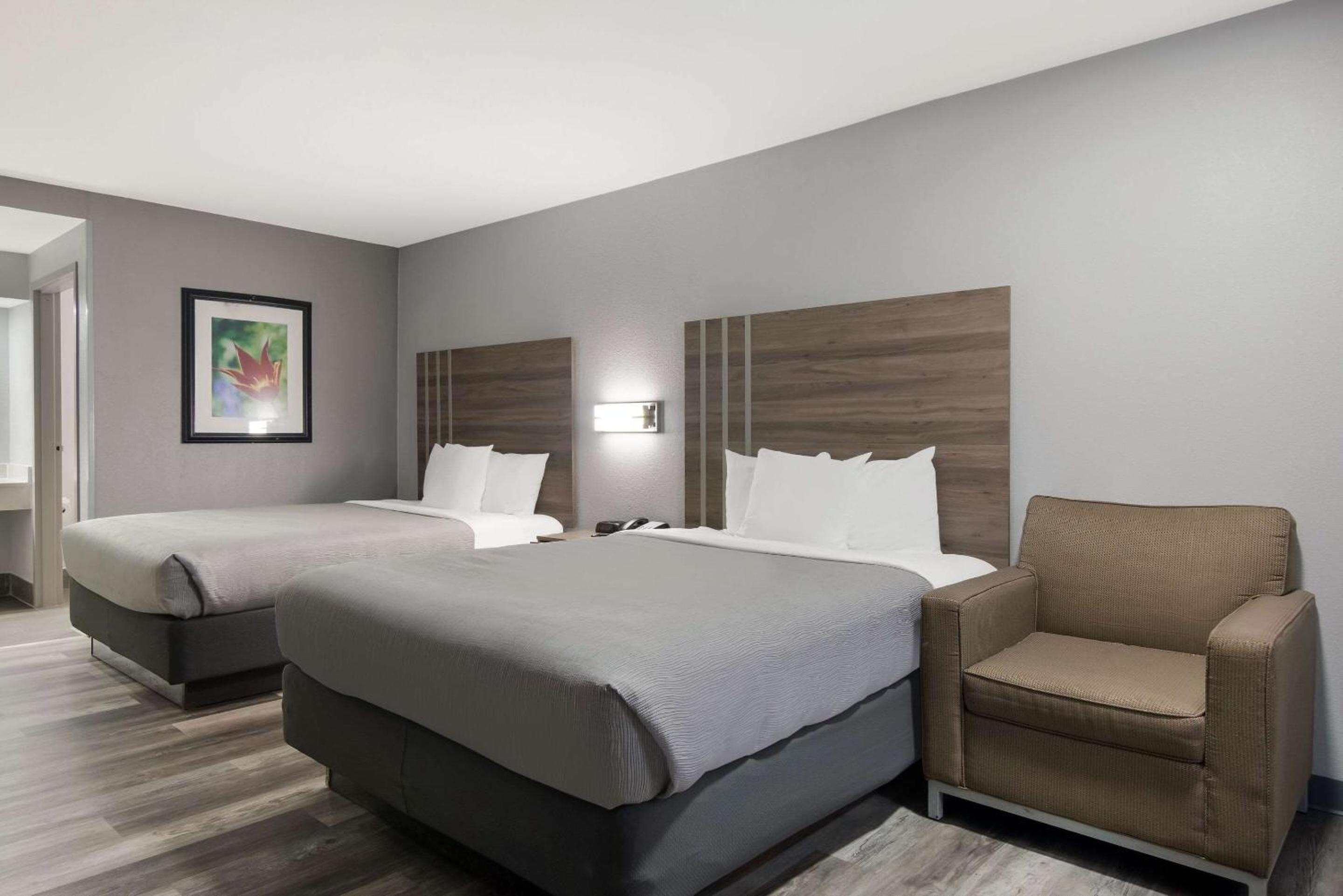 Queen Room with Two Queen Beds - Non-Smoking photo 1