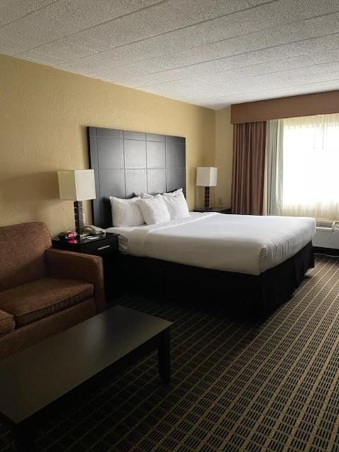 King Room - Non-Smoking - Photo 6