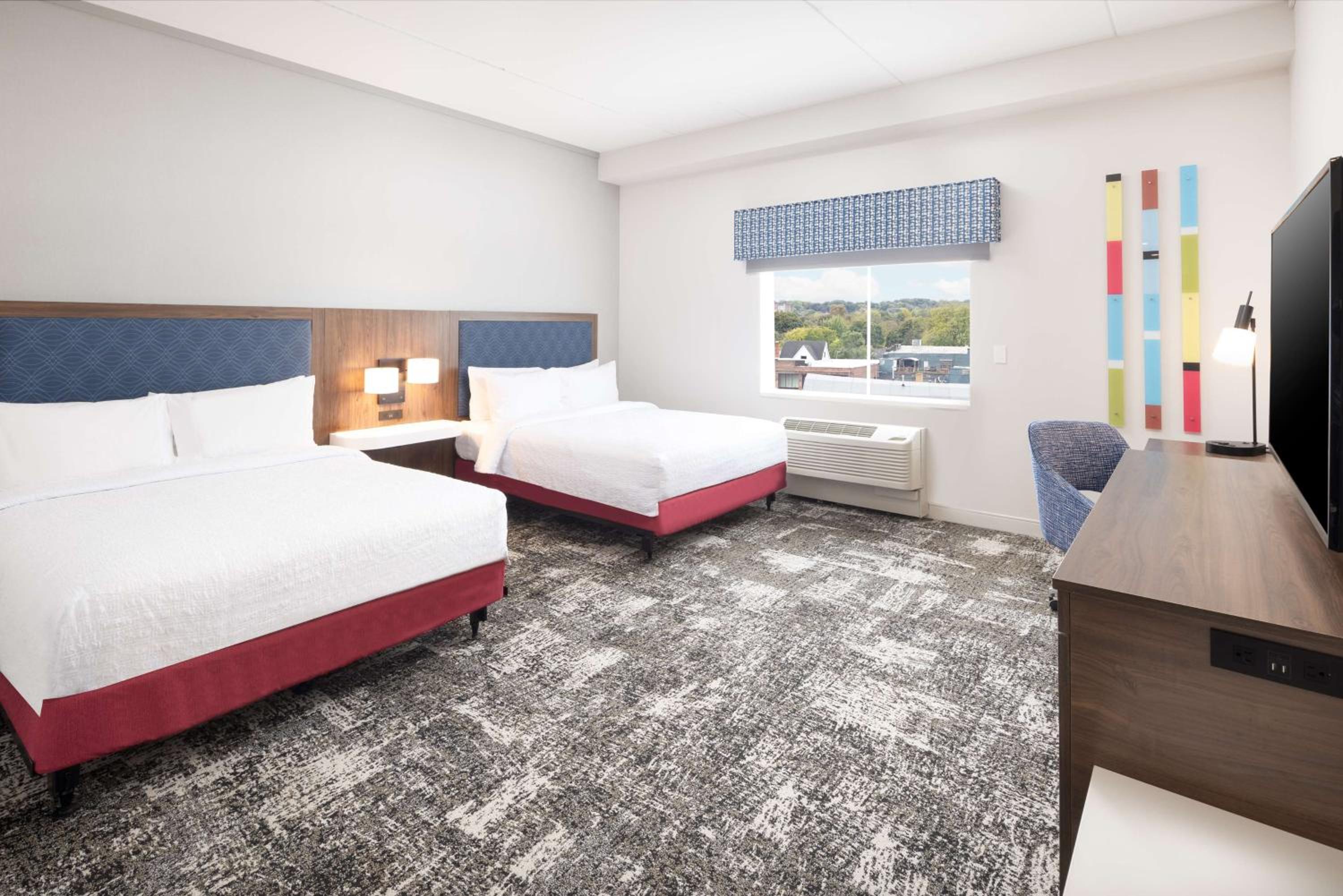 Queen Room with Roll-In Shower - Mobility Access at Hampton Inn & Suites Rochester Downtown in Rochester