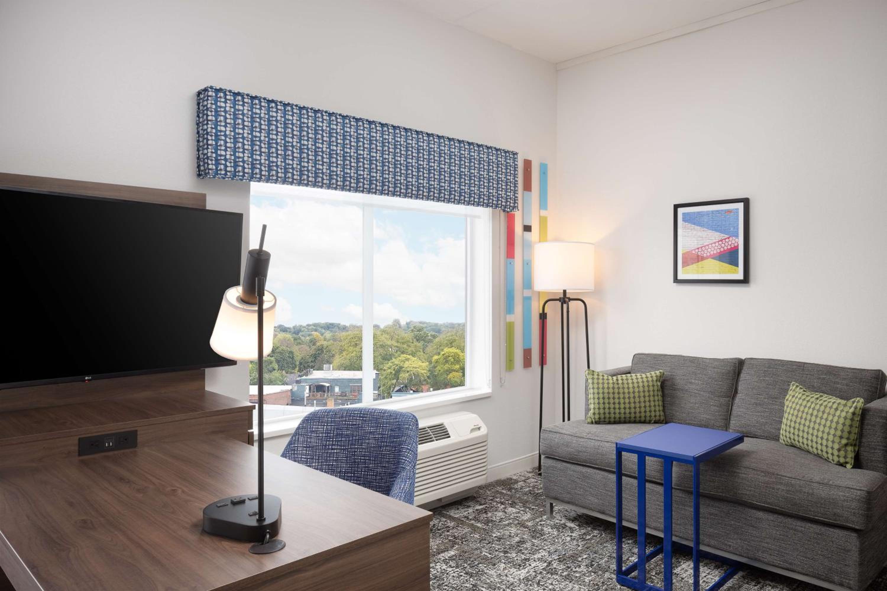 King Suite with Wet Bar - Photo 2
