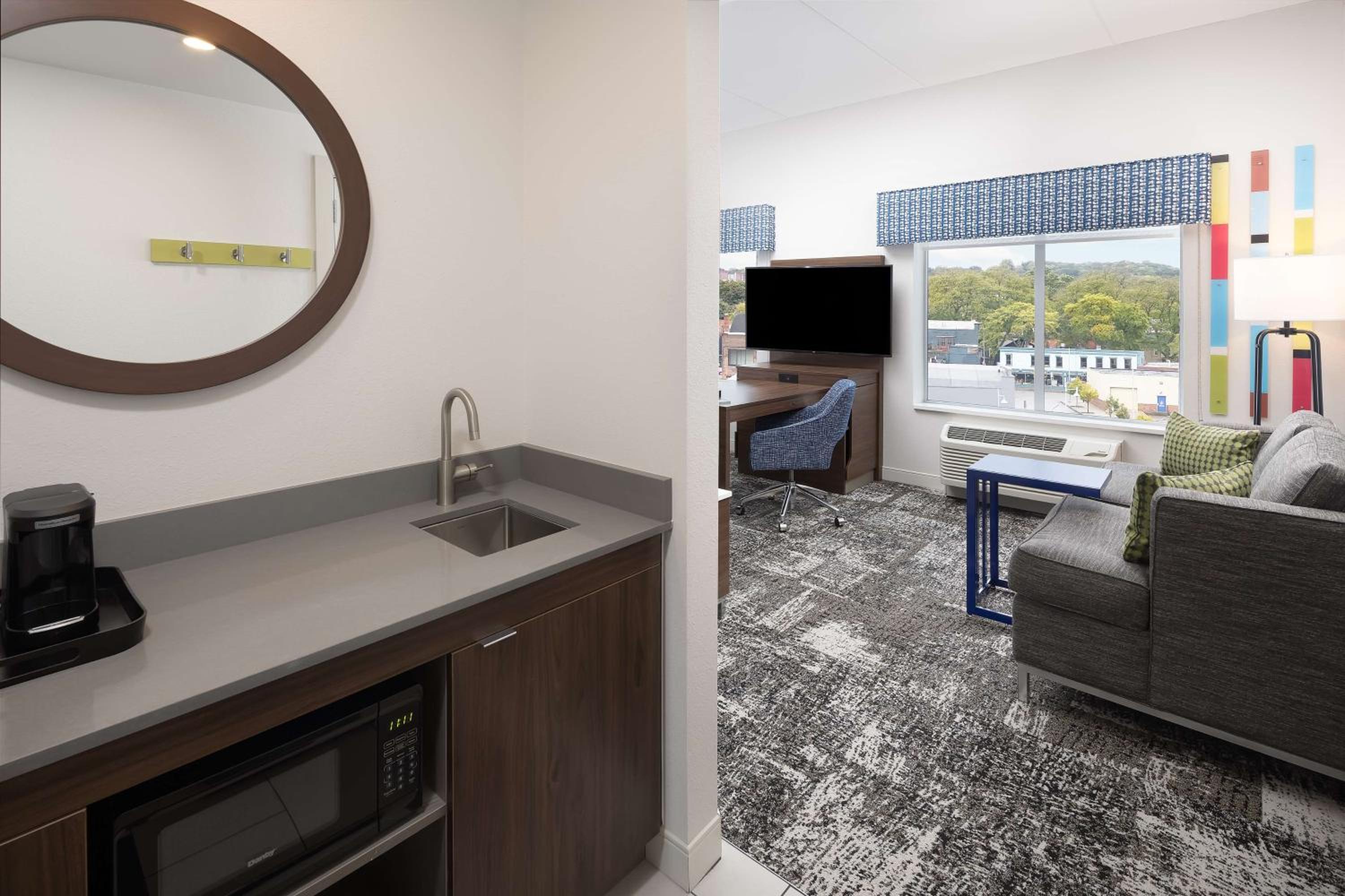 King Suite with Wet Bar - Photo 4
