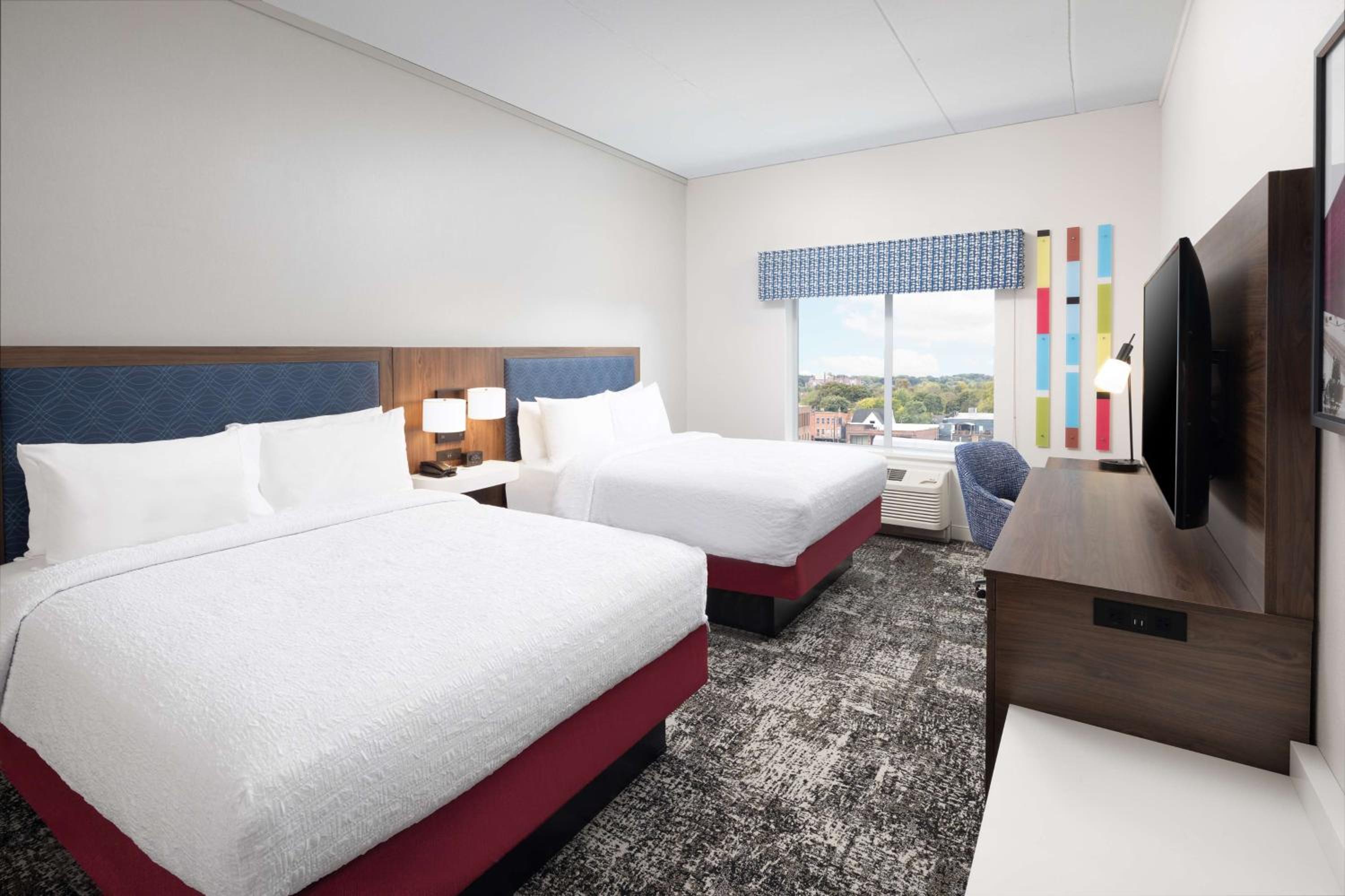 Queen Room with Two Queen Beds - Photo 2