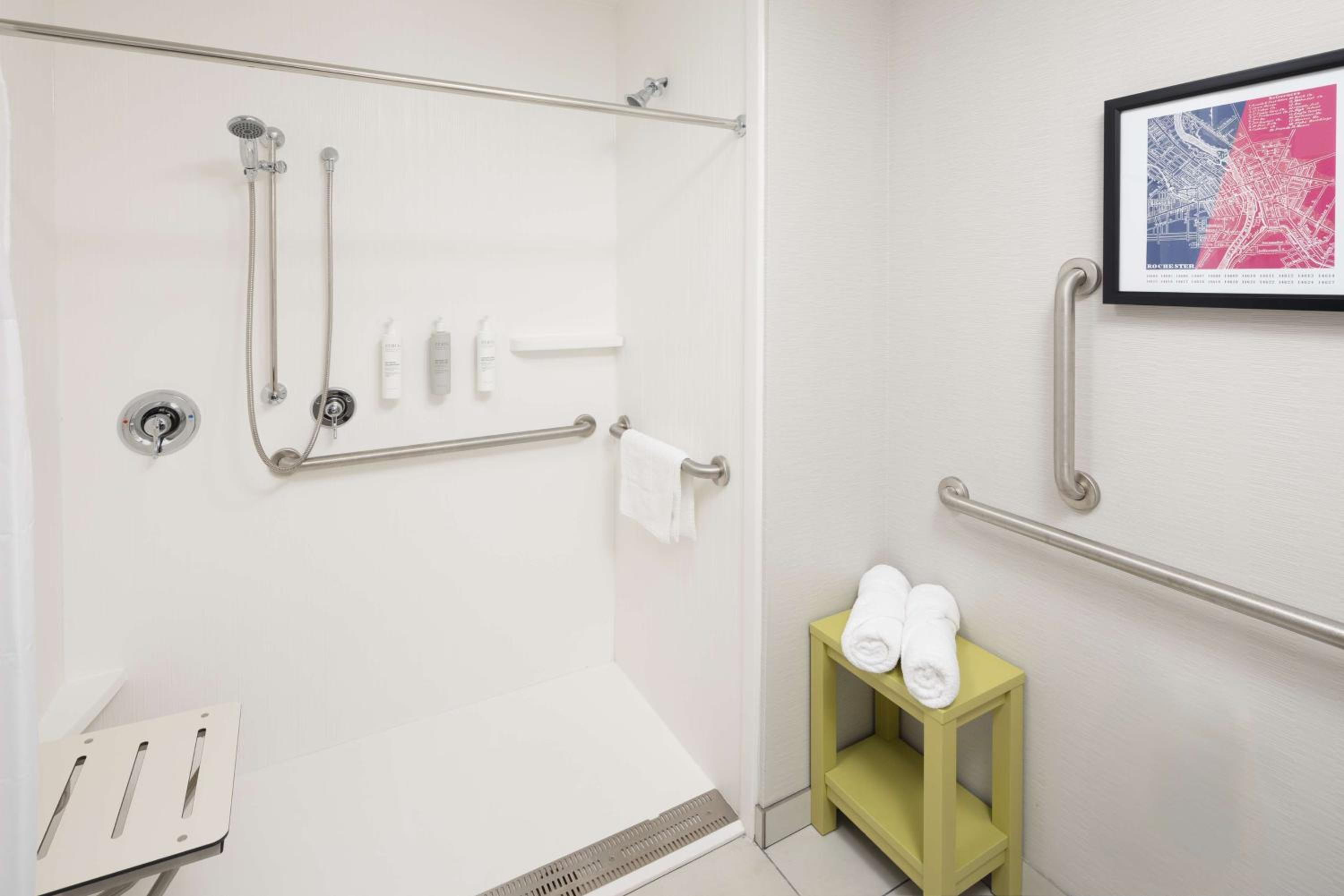 Queen Room with Roll-In Shower - Mobility Access - Photo 2