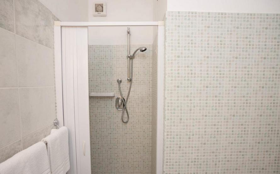 Double or Twin Room - Photo 8