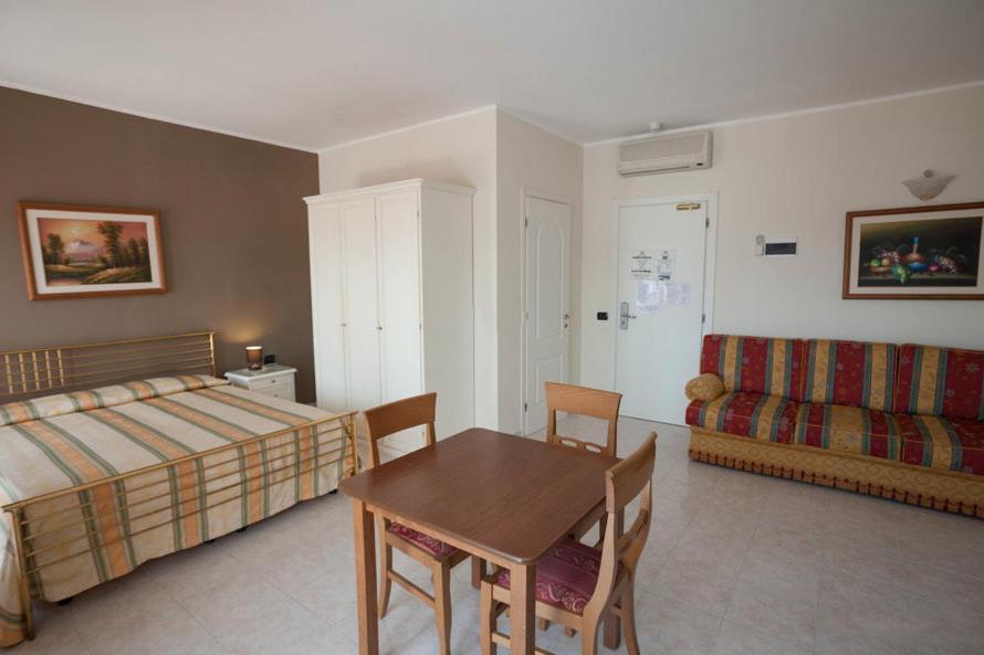Quadruple Room - Photo 1