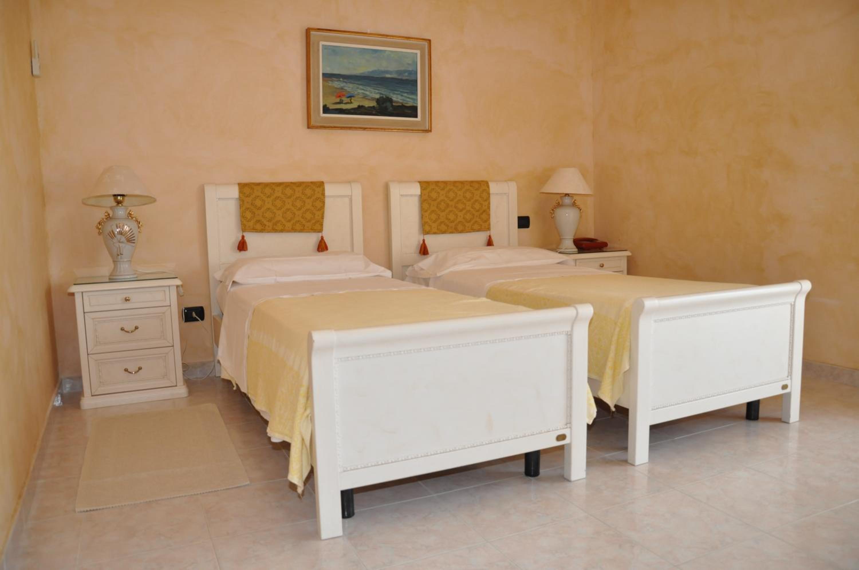 Double or Twin Room - Photo 4