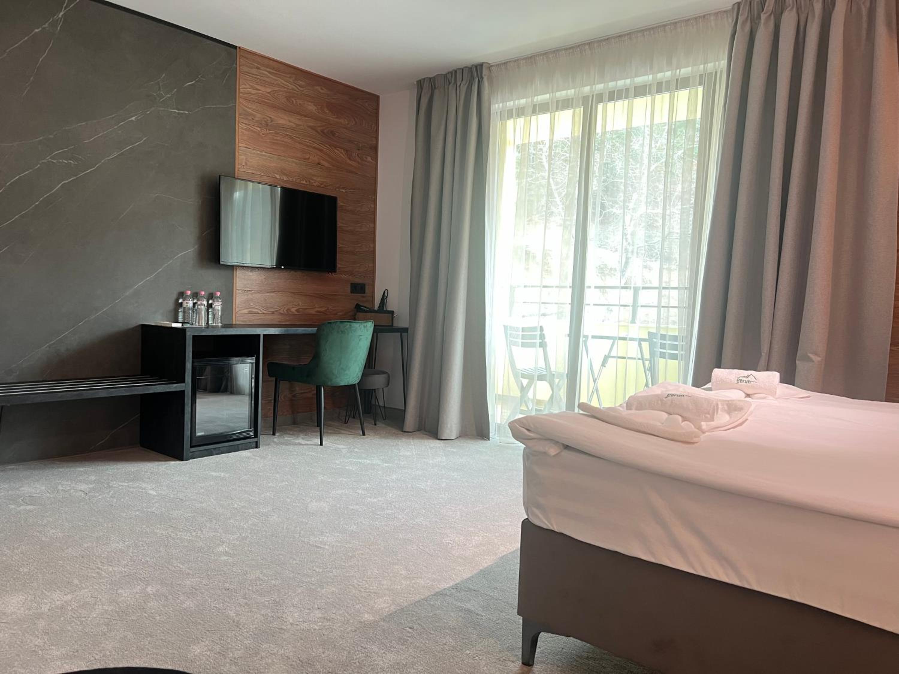 Deluxe Double with Balcony - Photo 2