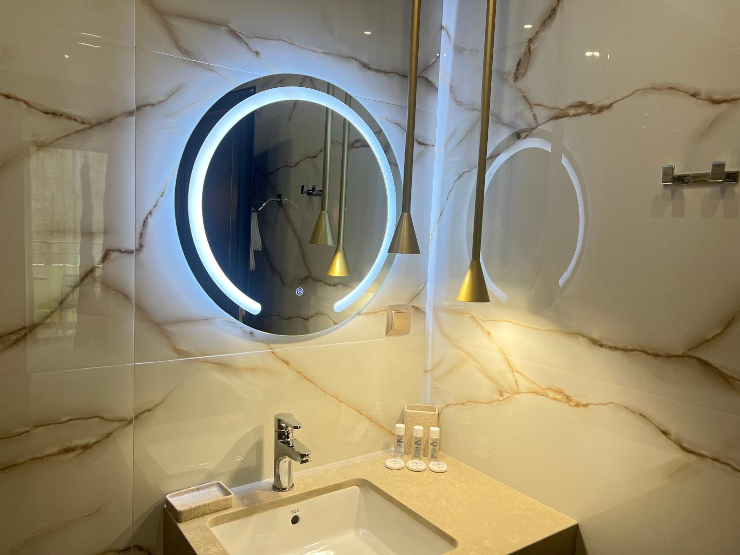 Deluxe Double with Balcony - Photo 8