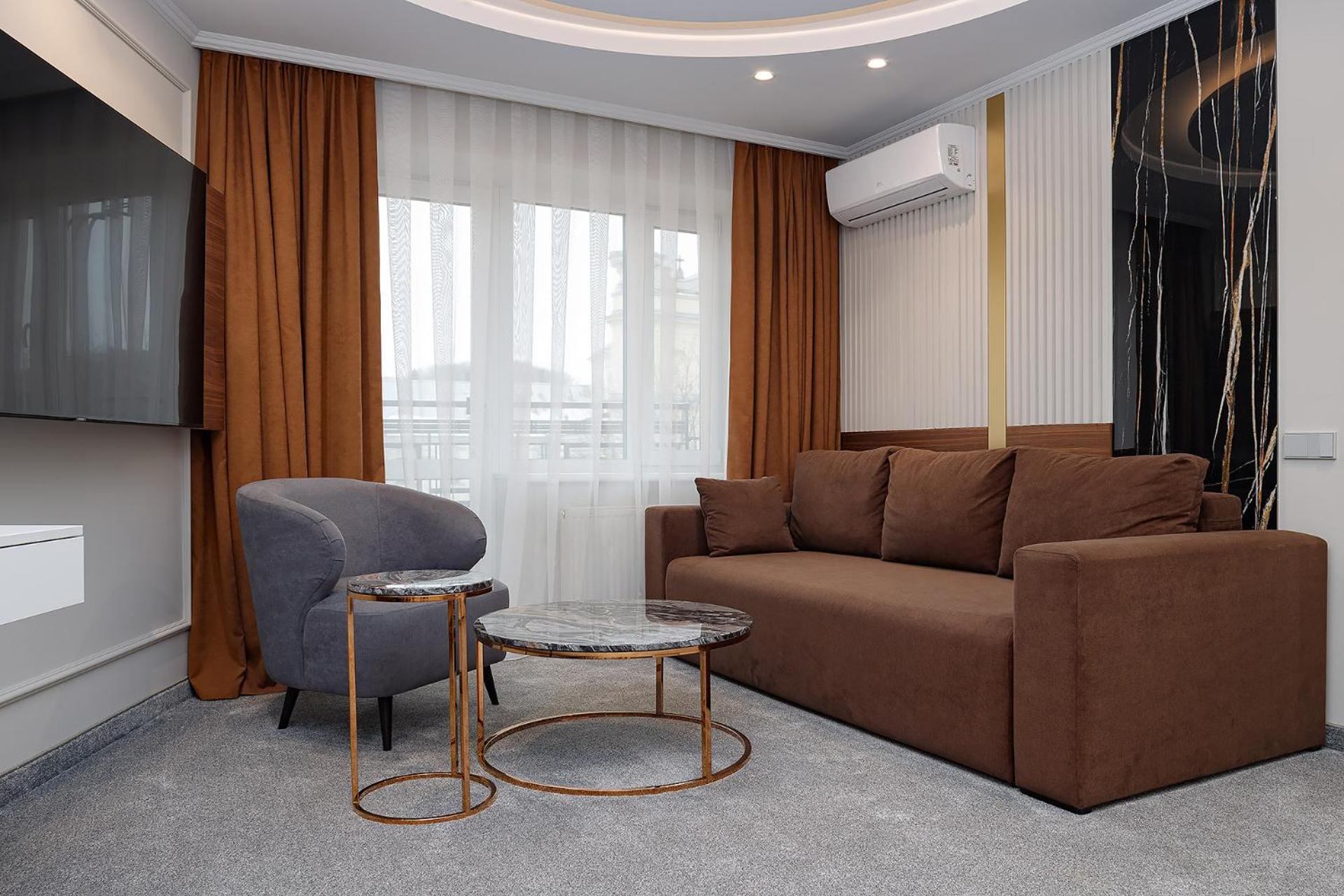 Suite - Photo 1
