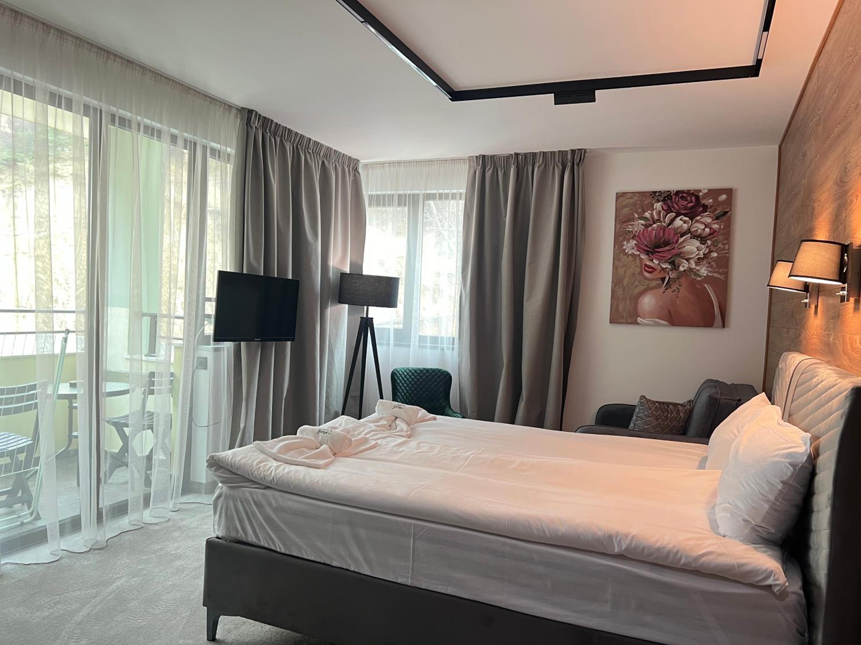 Deluxe Double with Balcony - Photo 10