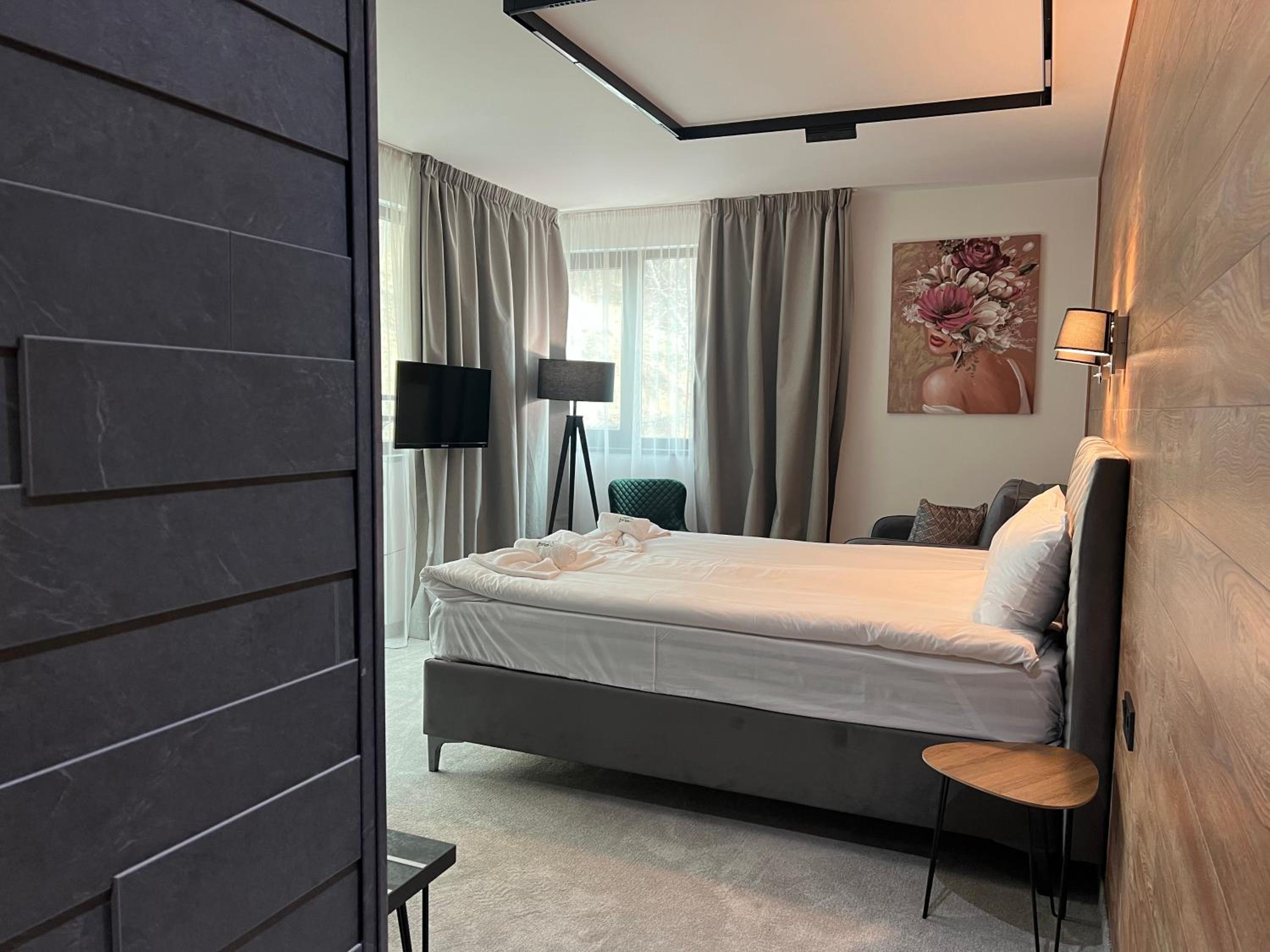 Deluxe Double with Balcony - Photo 16