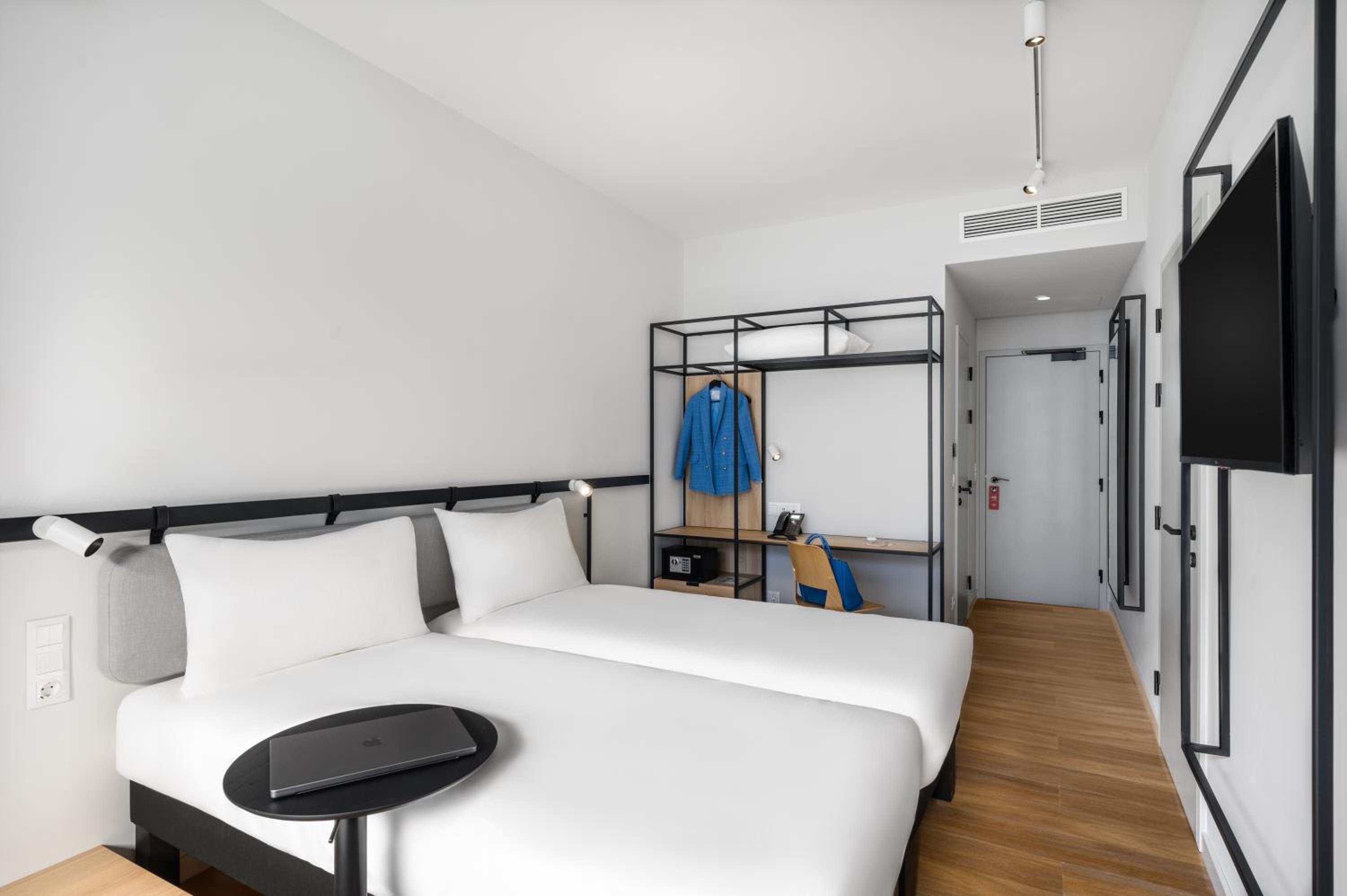 Standard Twin Room - Photo 4