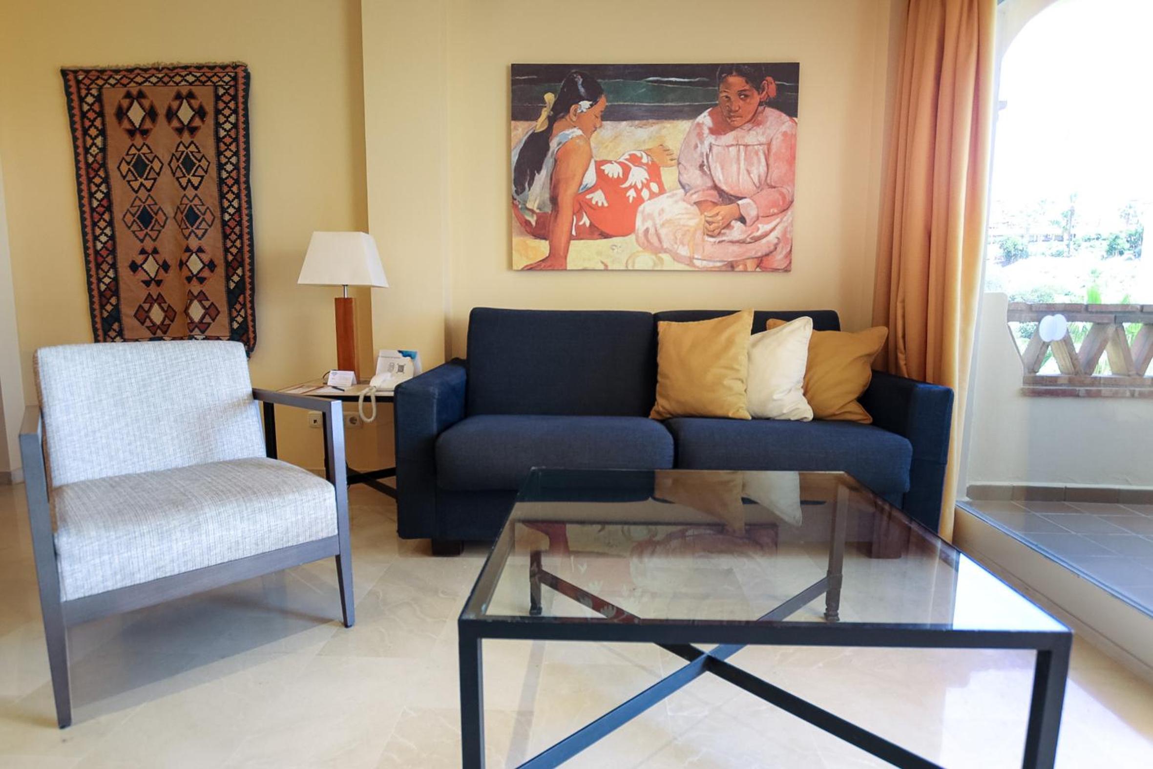 Deluxe One Bedroom Suite thumbnail 5