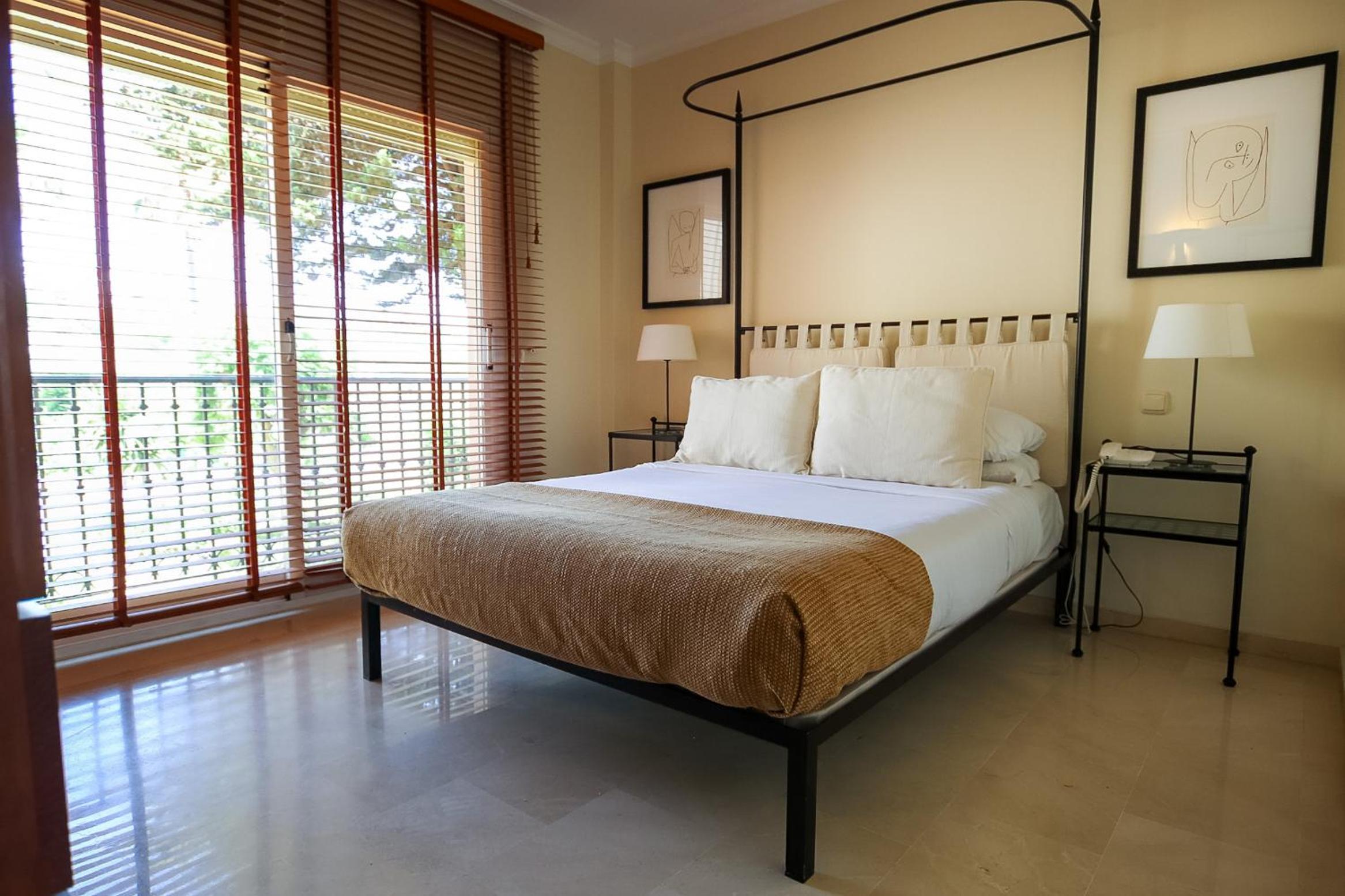 Deluxe One Bedroom Suite with Hot Tub thumbnail 6