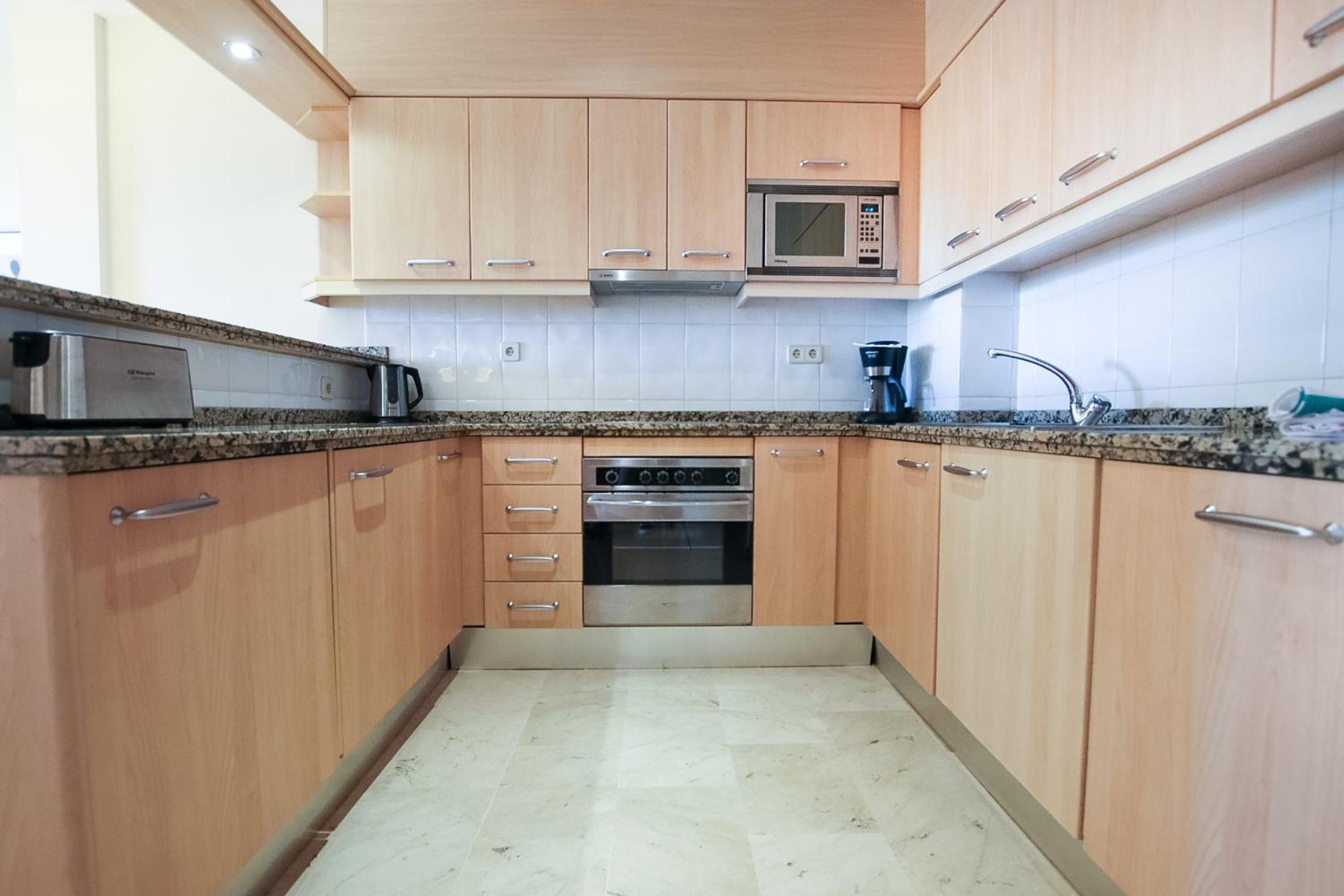 Deluxe One Bedroom Suite with Sea View thumbnail 6