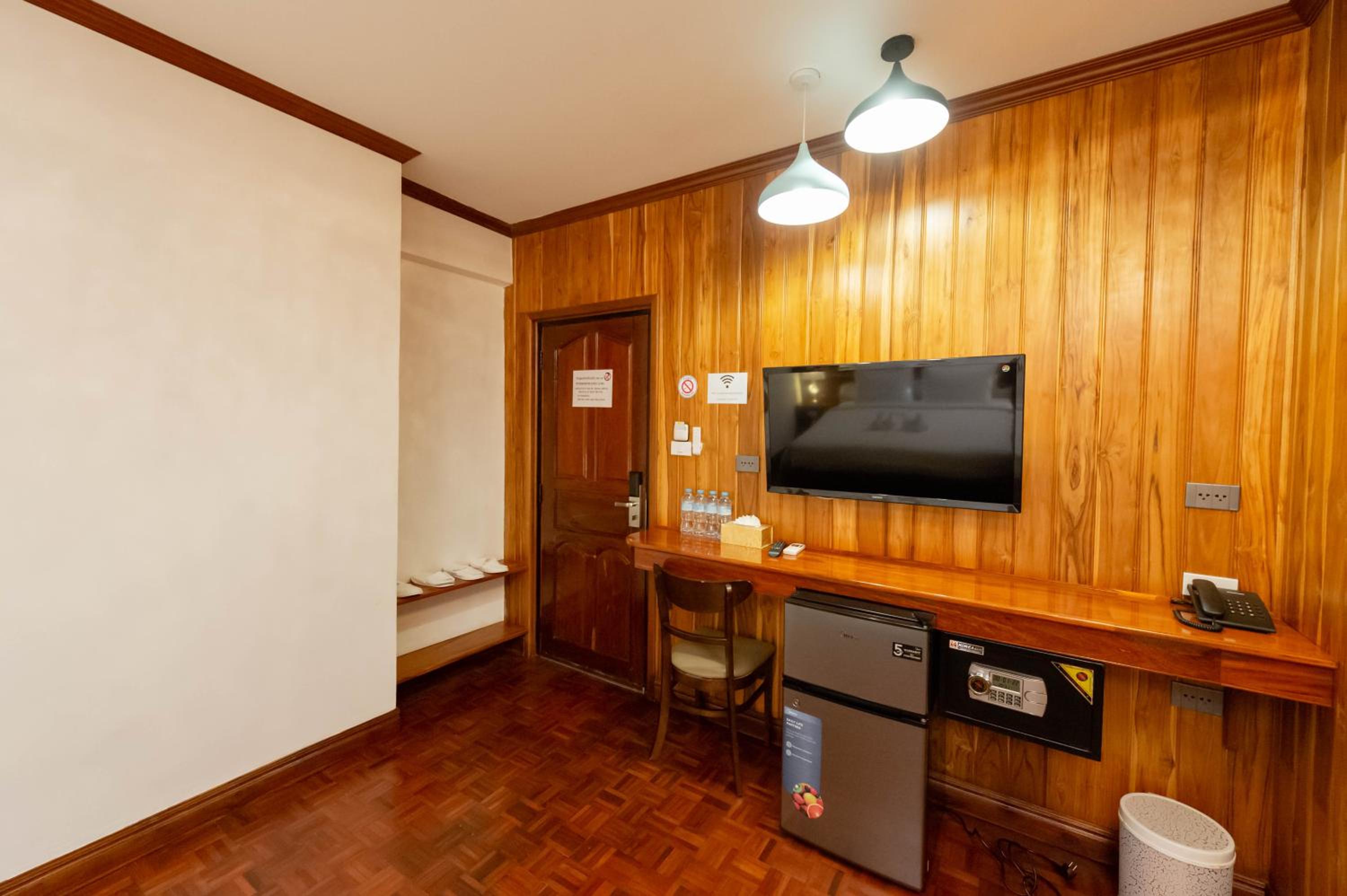 Deluxe Double Room - Photo 13