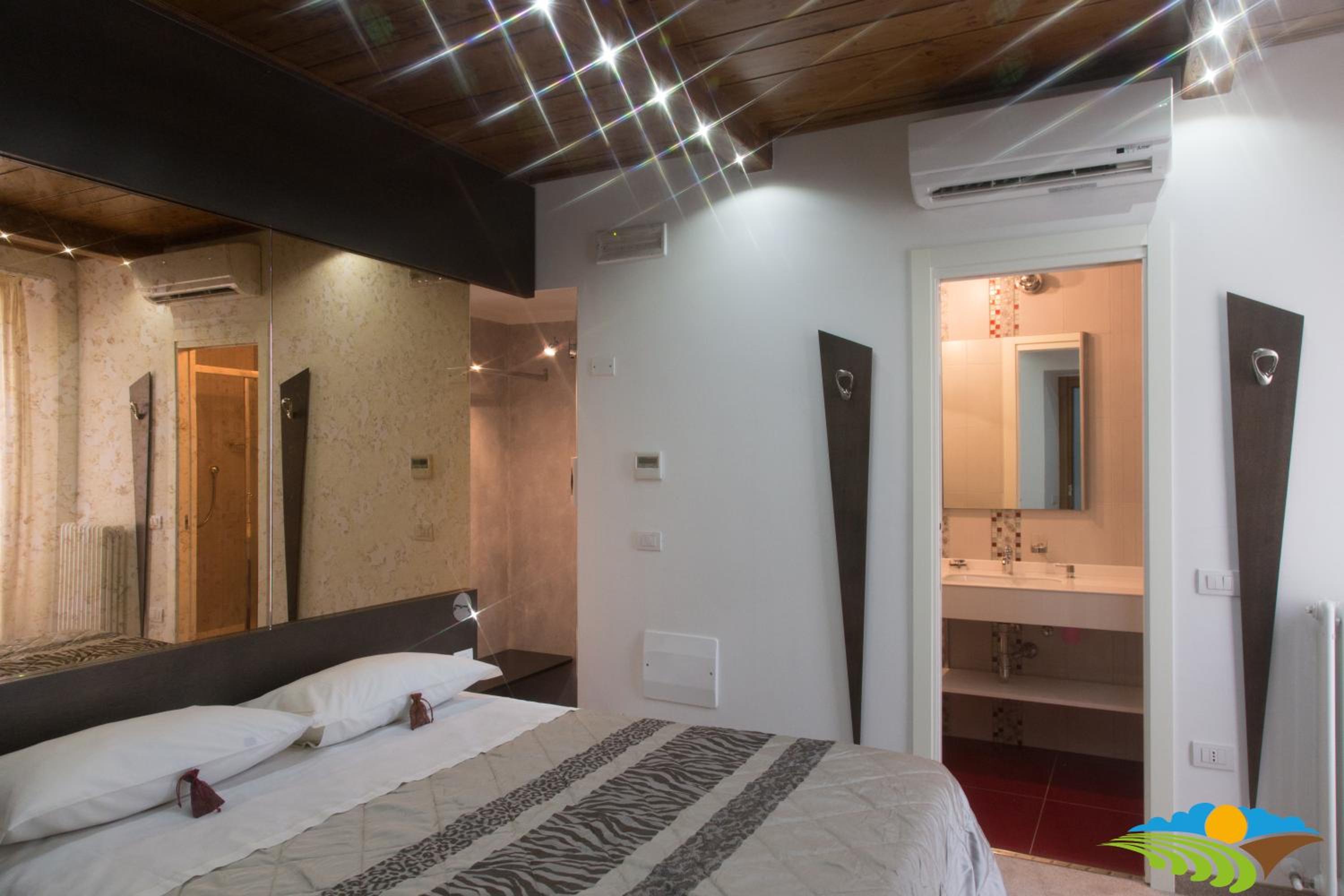 Budget Double Room - Photo 7