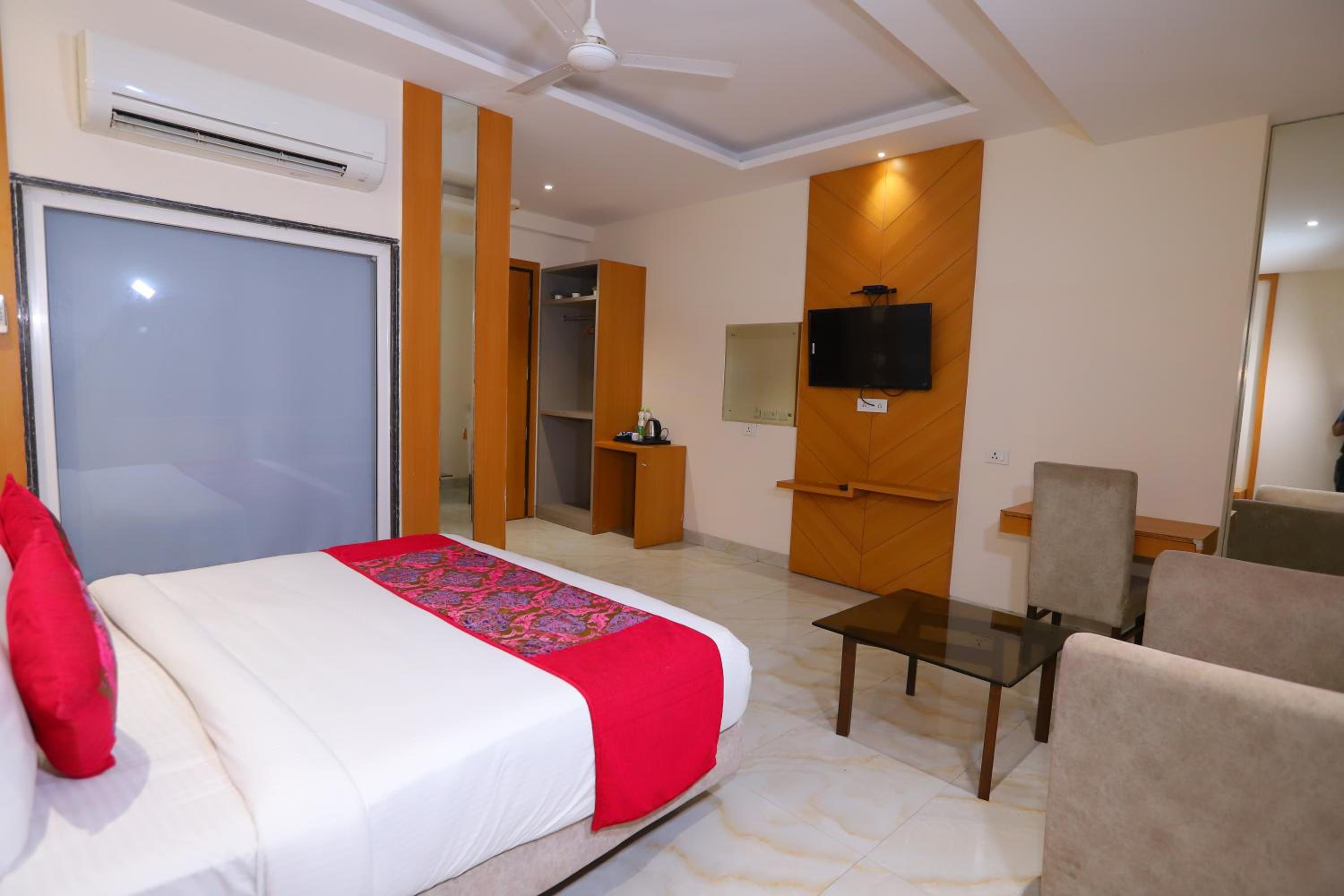 Deluxe King Room photo 2