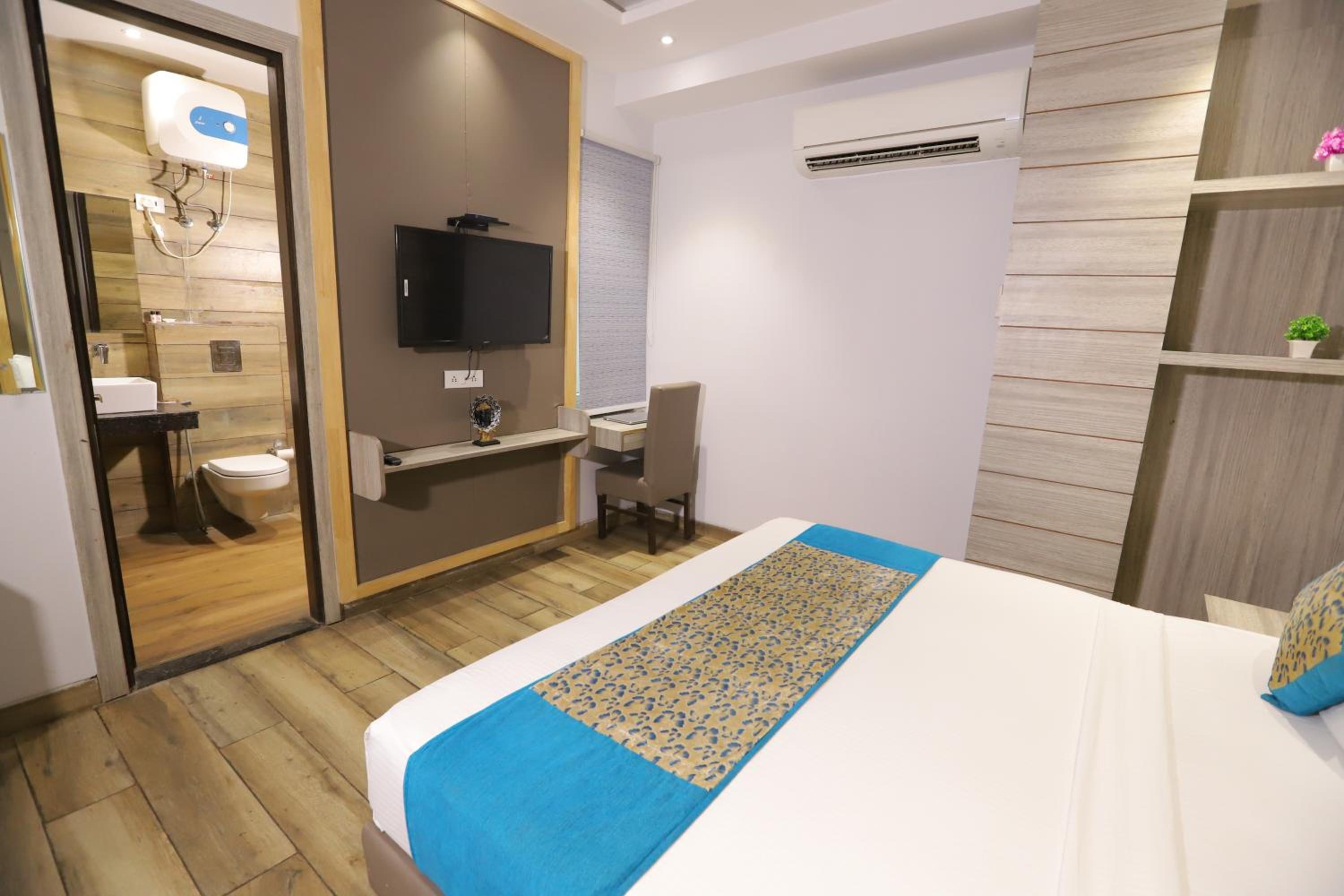 Deluxe King Room photo 3