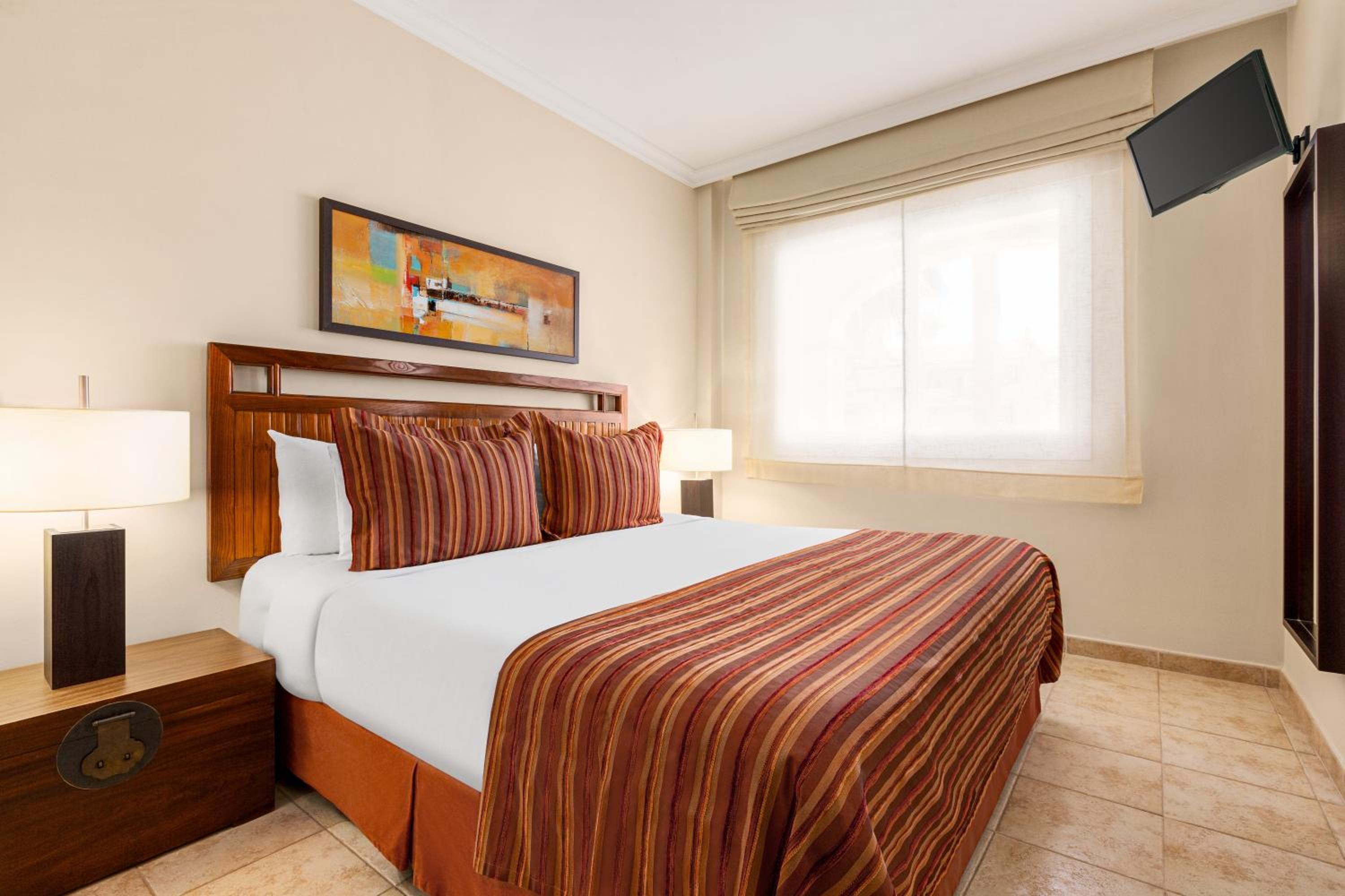Premium Plus Three Bedroom Suite thumbnail 6