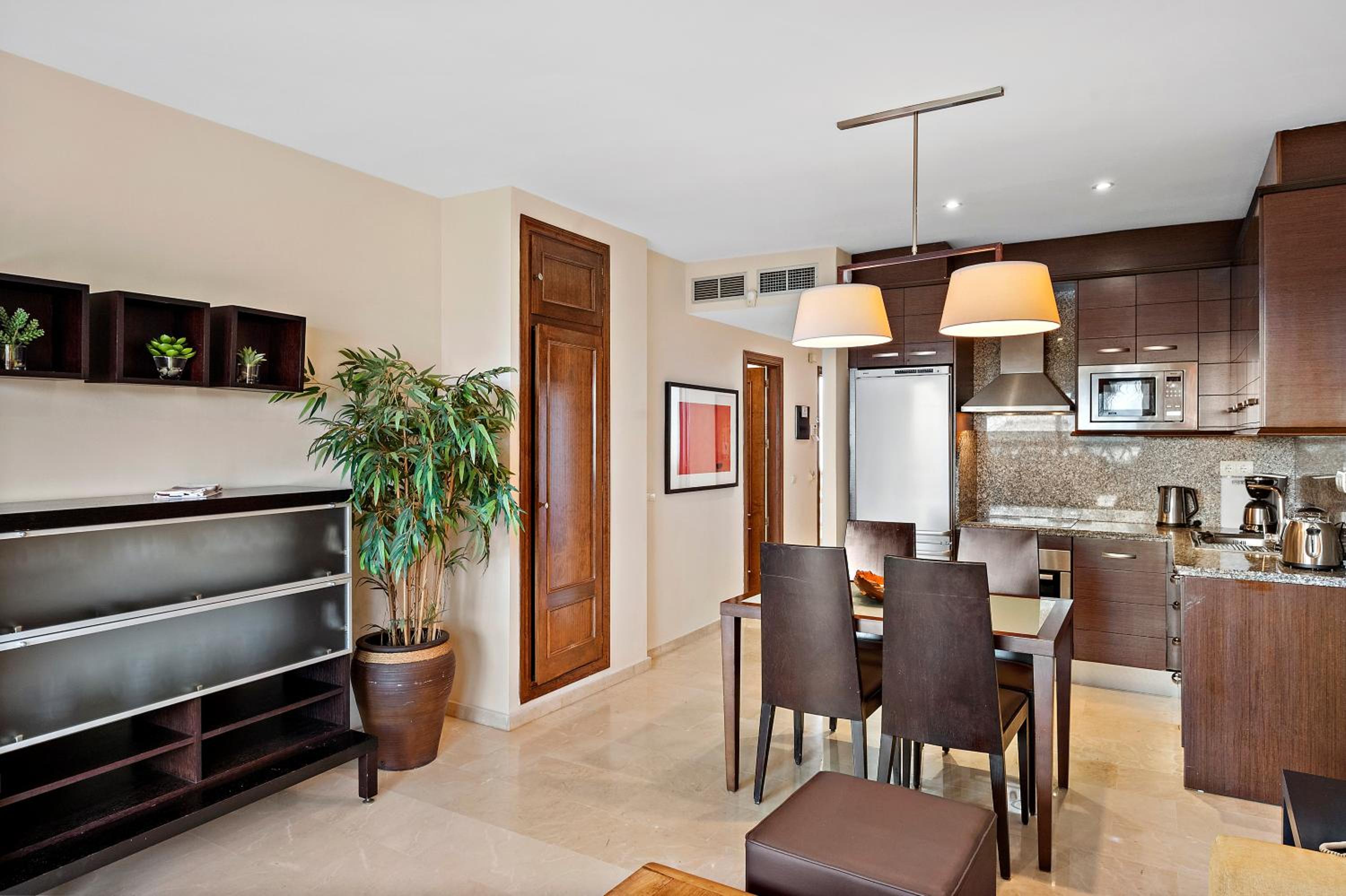 Premium Plus One Bedroom Suite with Hot Tub thumbnail 5